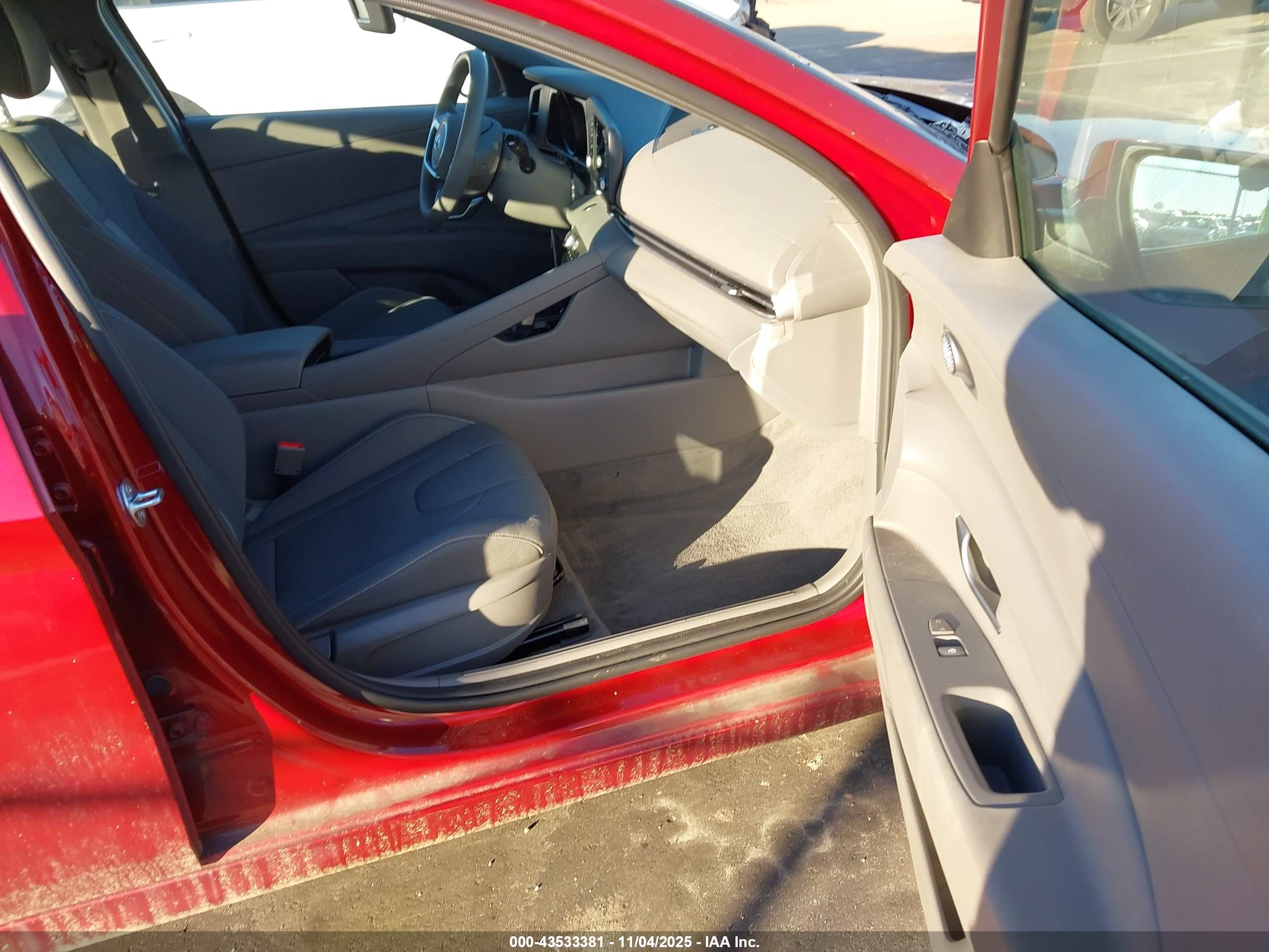 HYUNDAI ELANTRA image 5