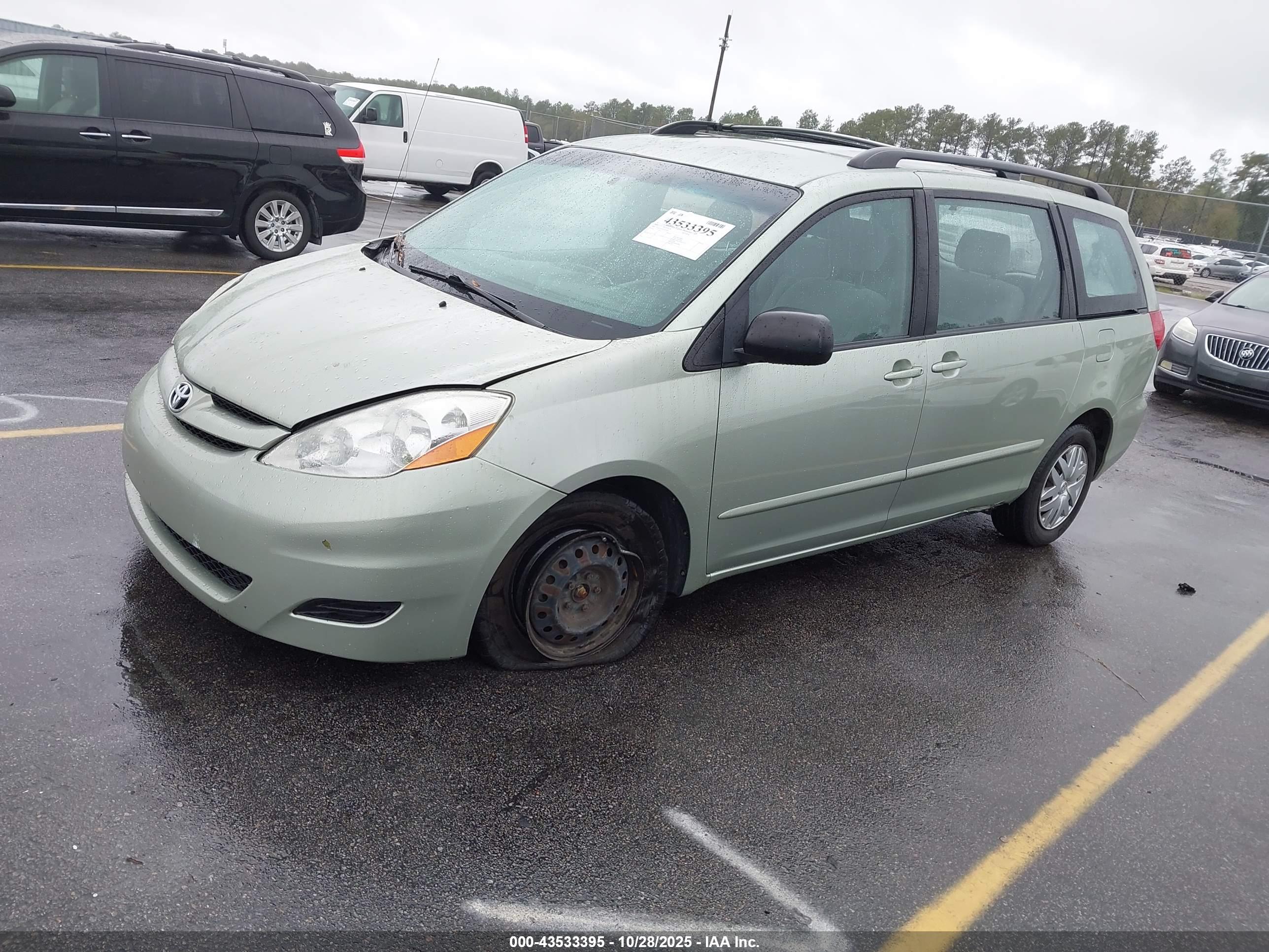 TOYOTA SIENNA image 2