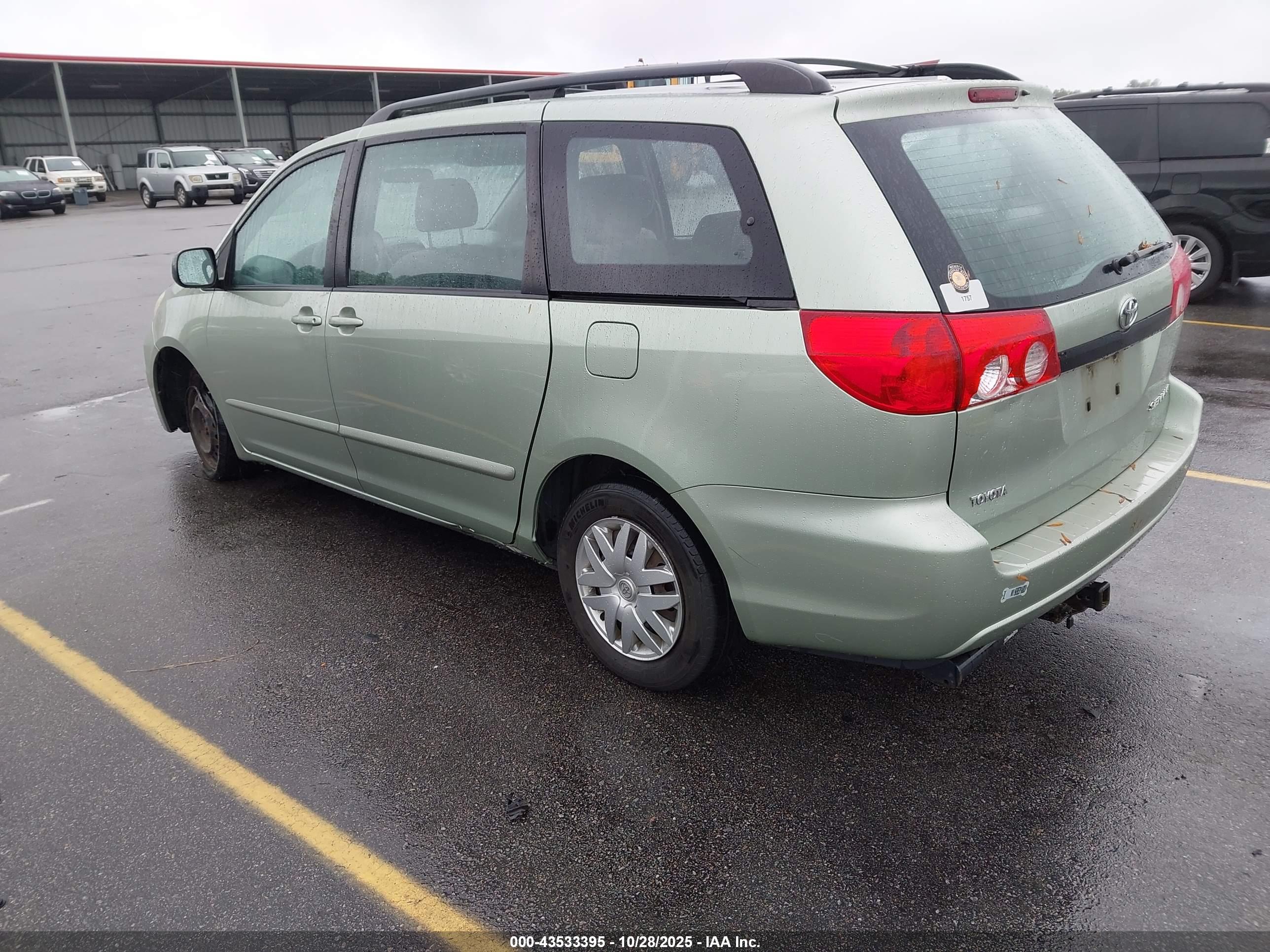 TOYOTA SIENNA image 3