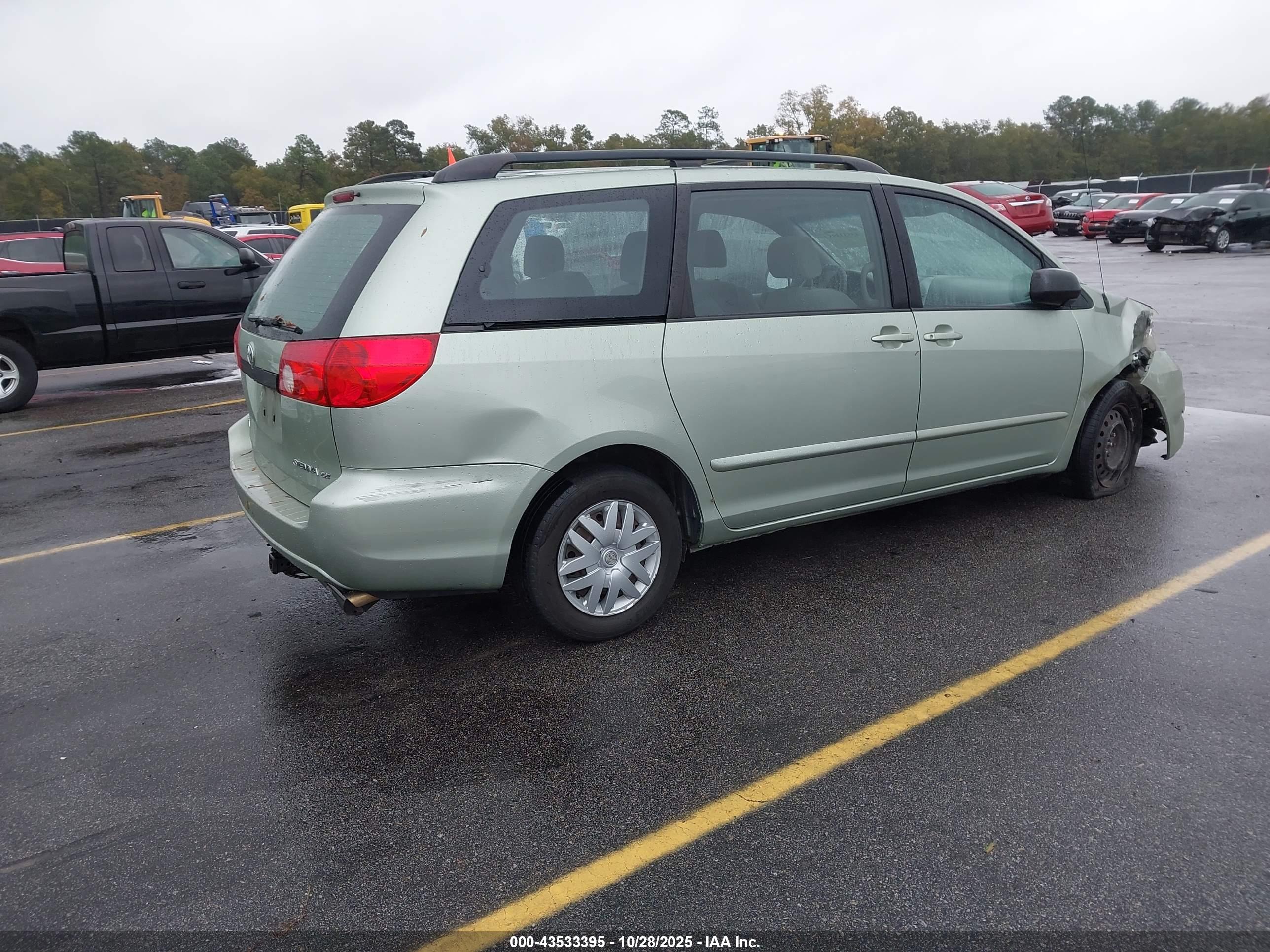 TOYOTA SIENNA image 4