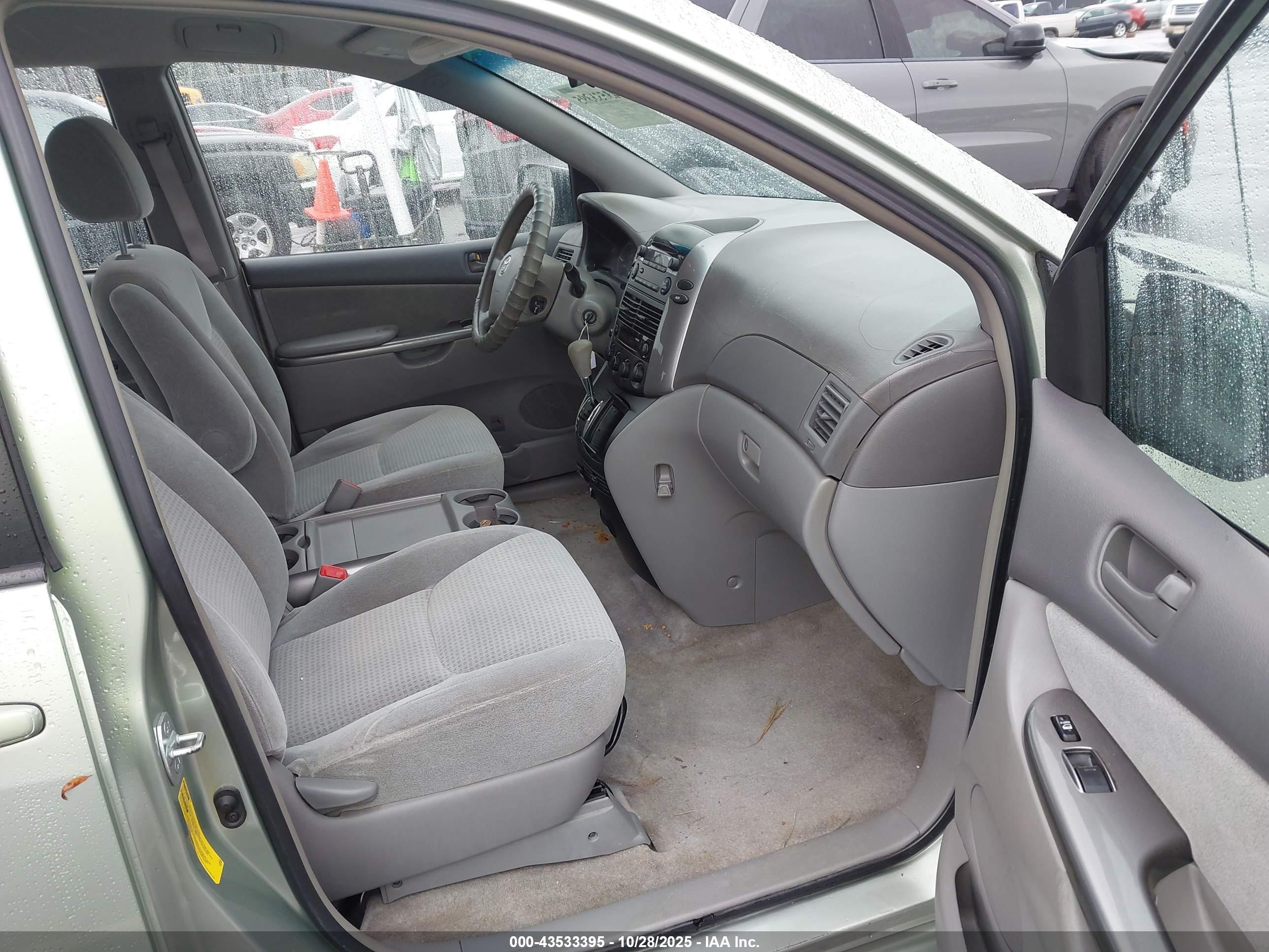 TOYOTA SIENNA image 5