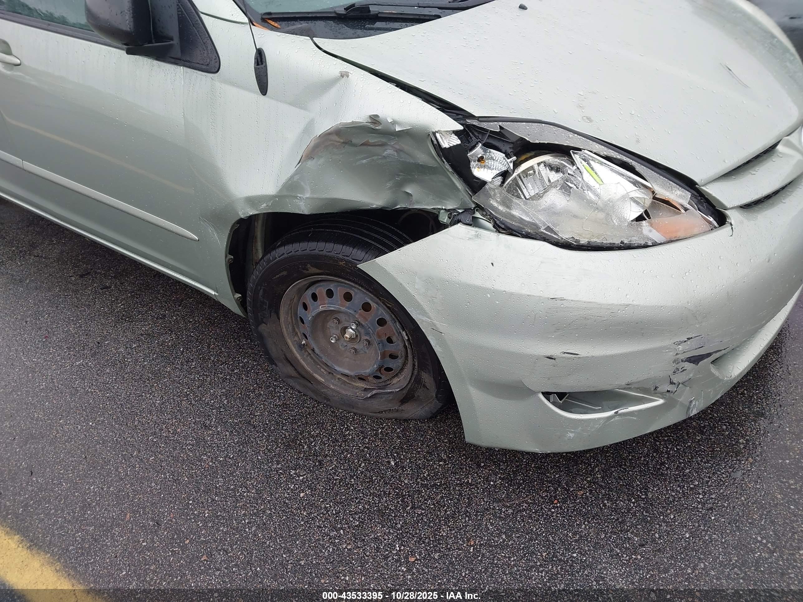 TOYOTA SIENNA image 6