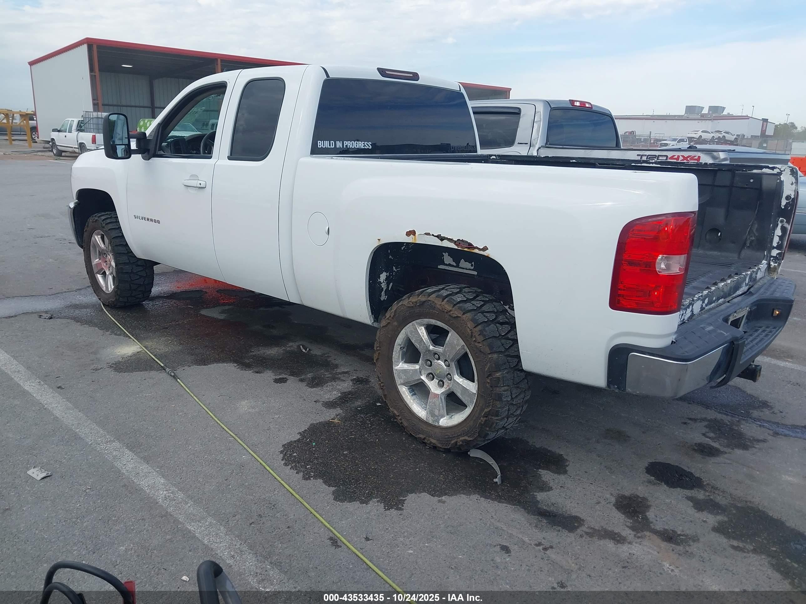 CHEVROLET SILVERADO image 3