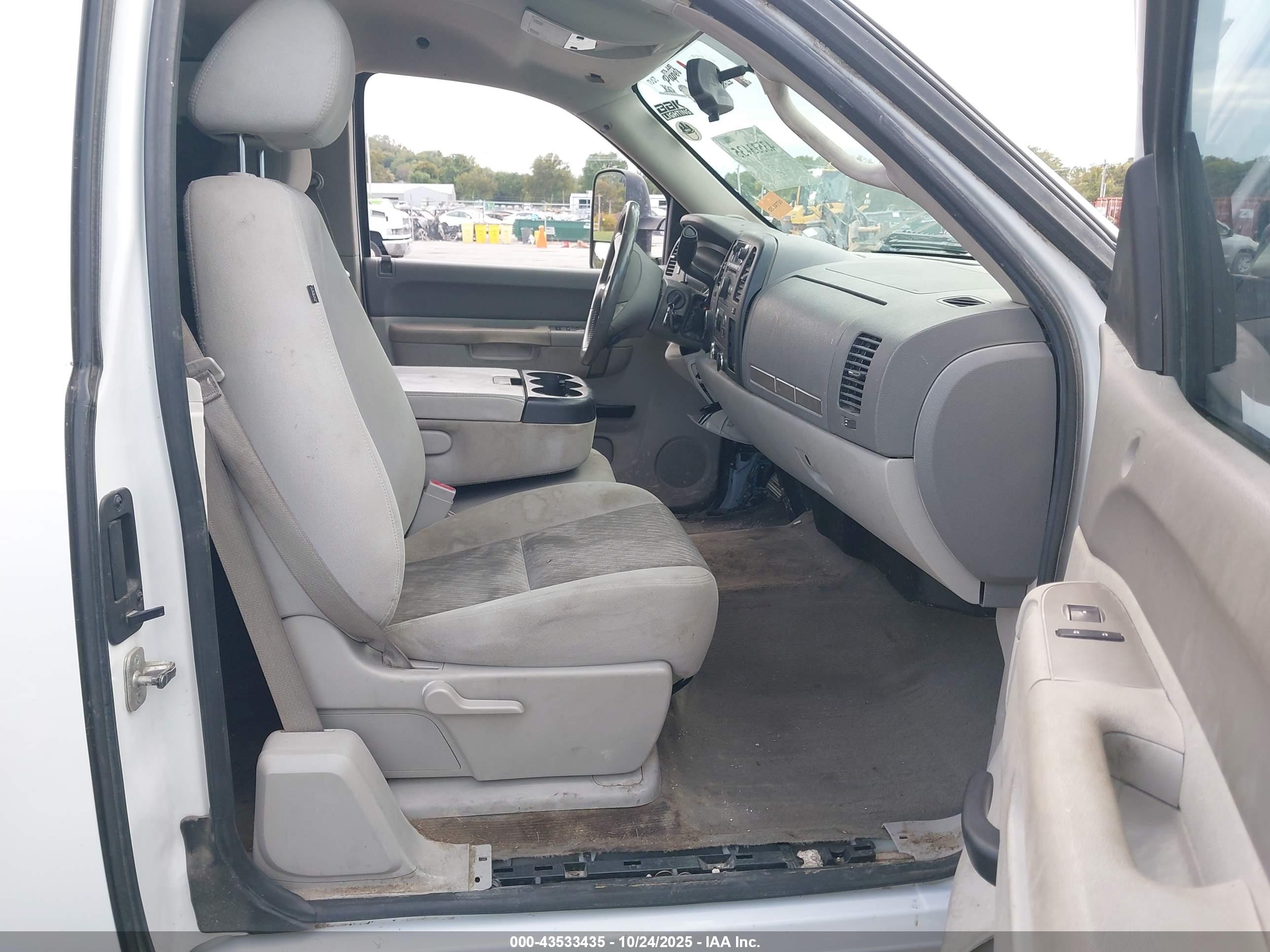 CHEVROLET SILVERADO image 5