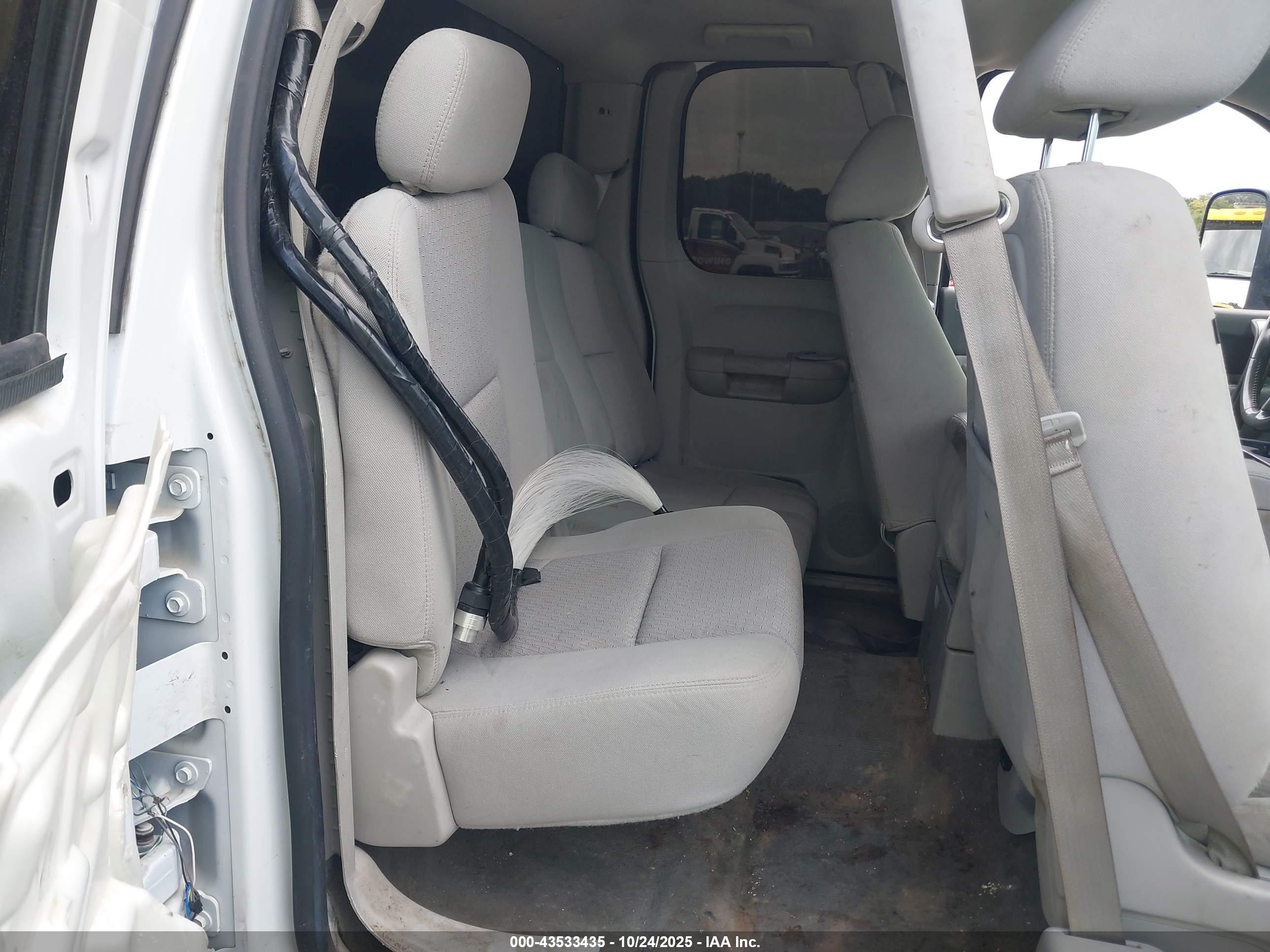 CHEVROLET SILVERADO image 8