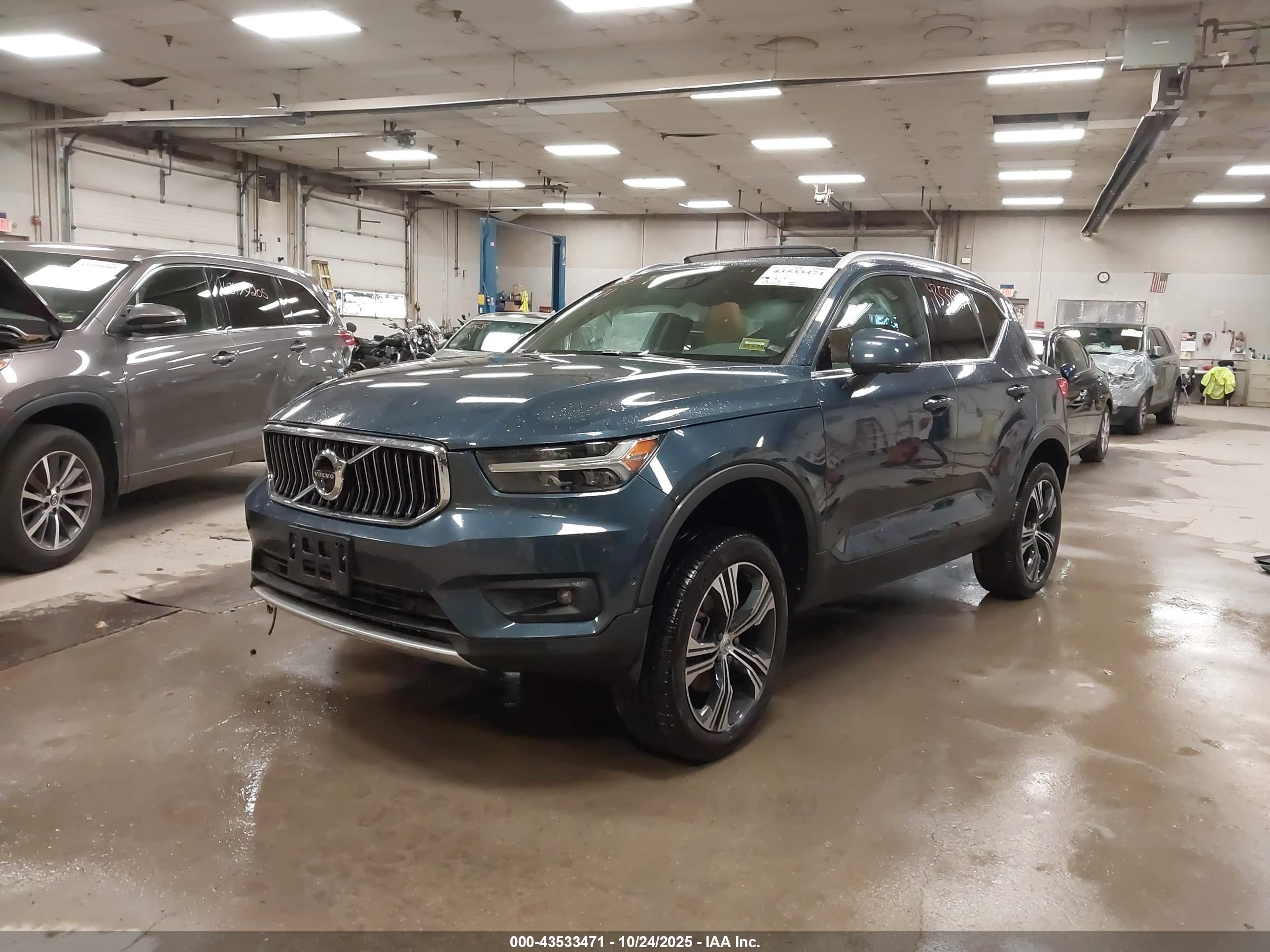VOLVO XC40 image 2