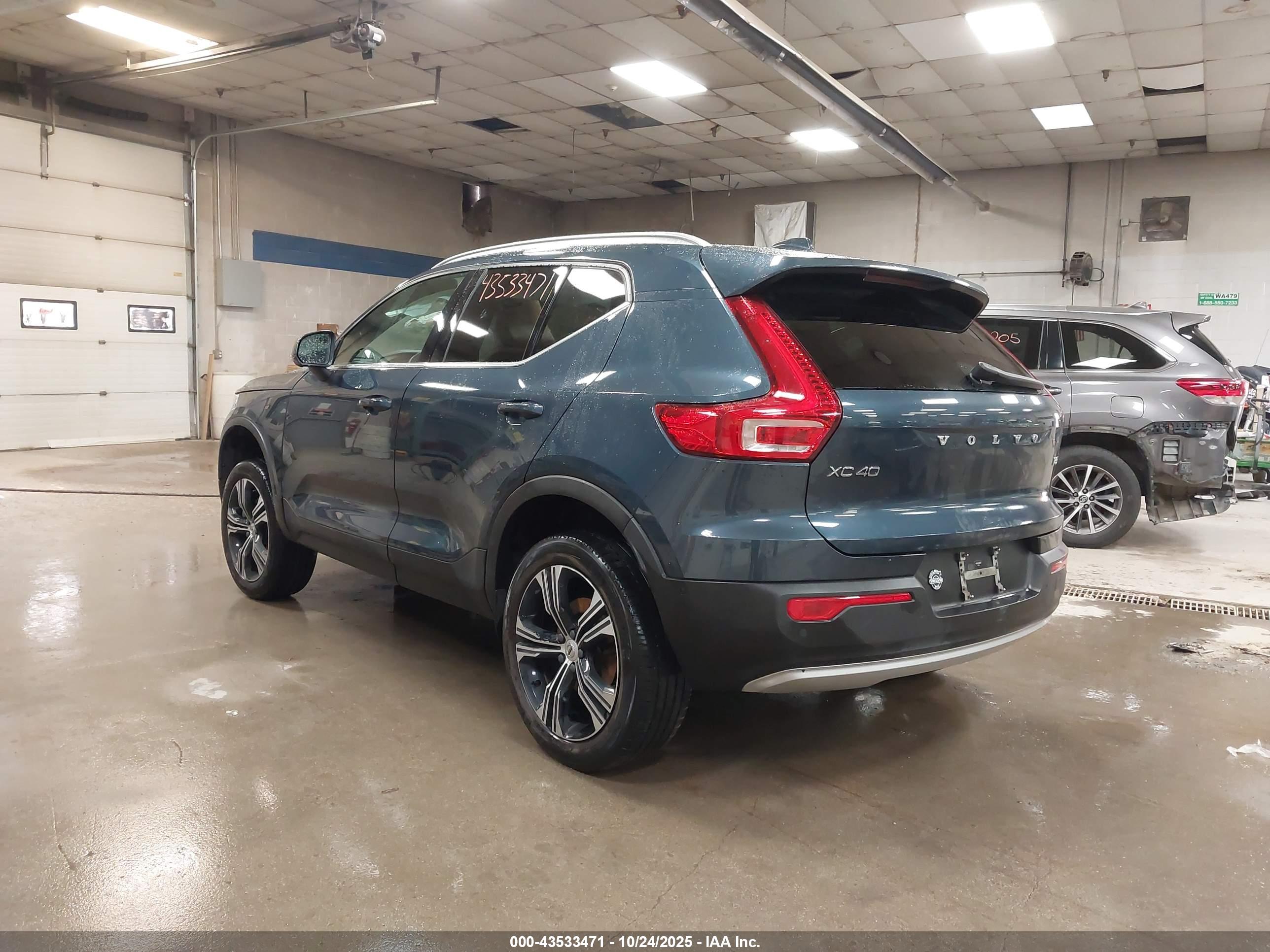 VOLVO XC40 image 3