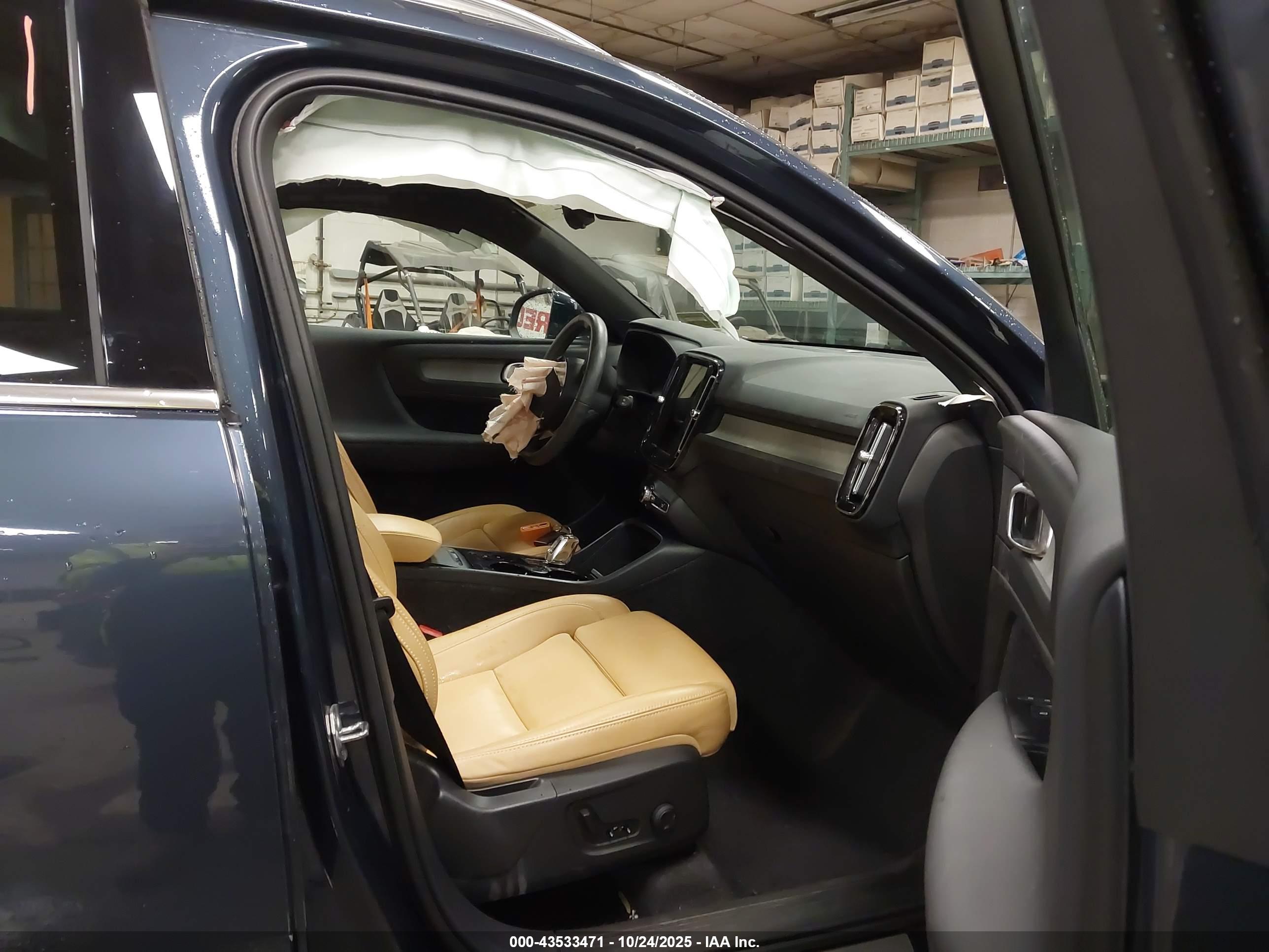 VOLVO XC40 image 5