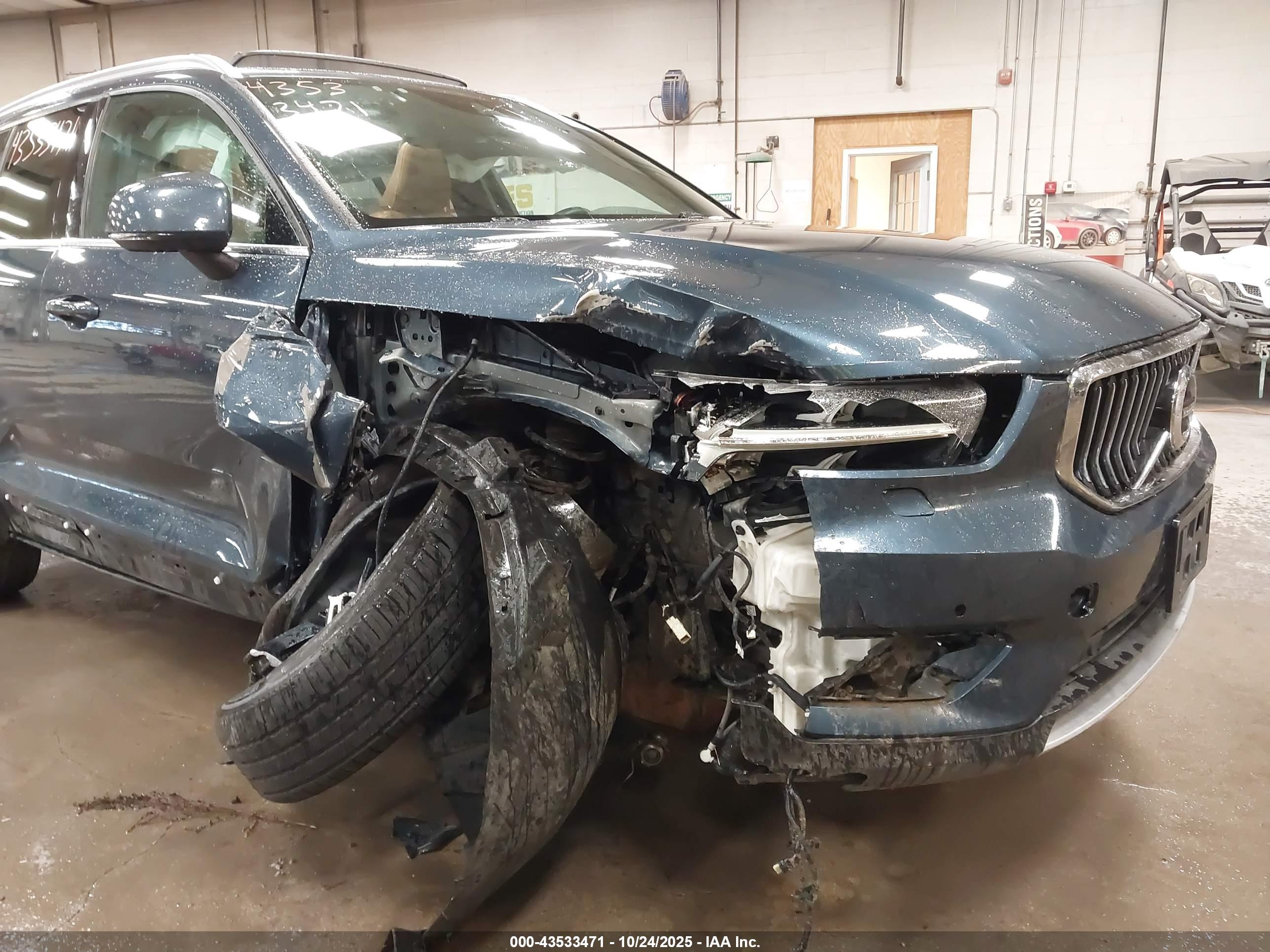 VOLVO XC40 image 6