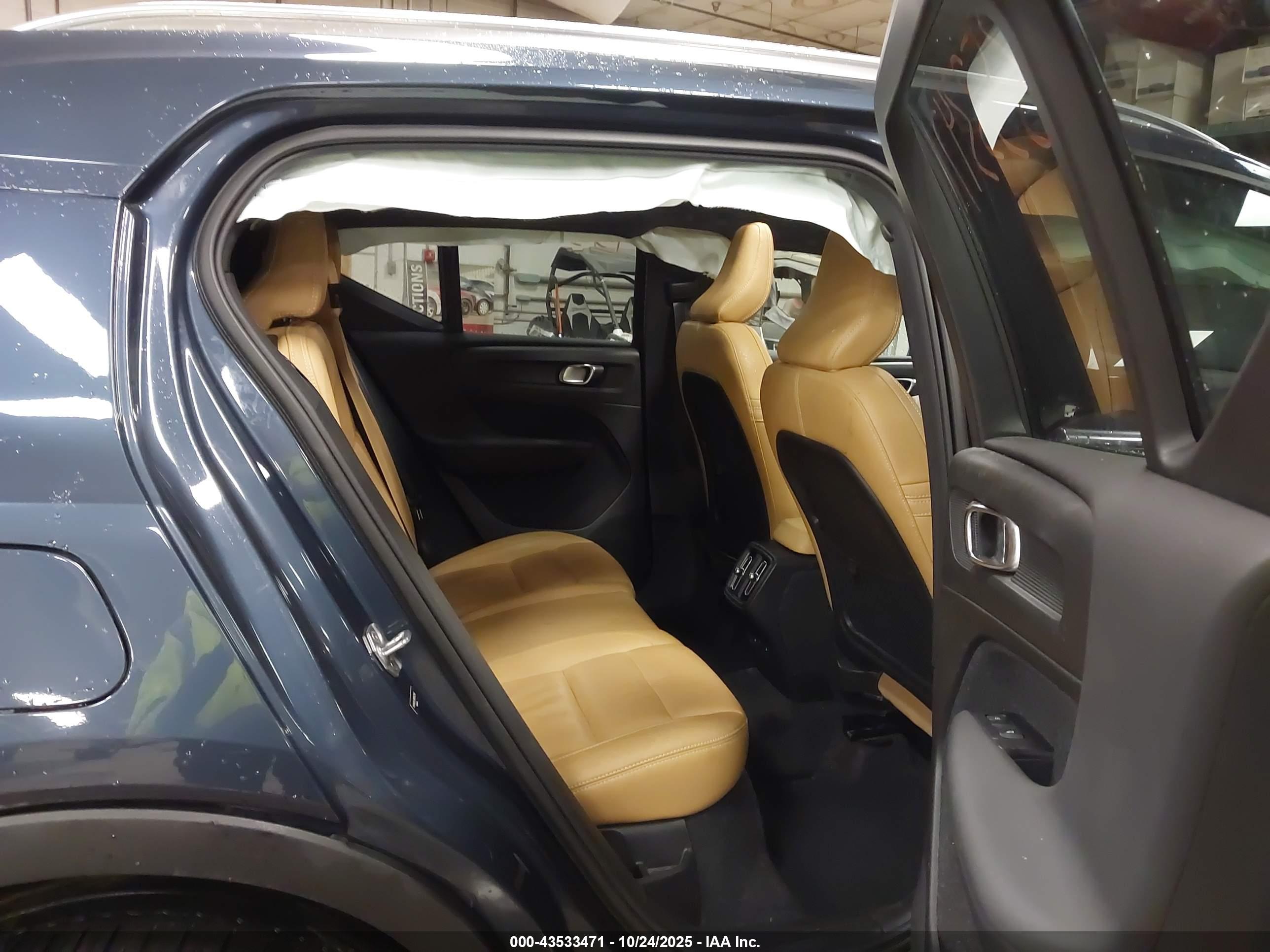 VOLVO XC40 image 8