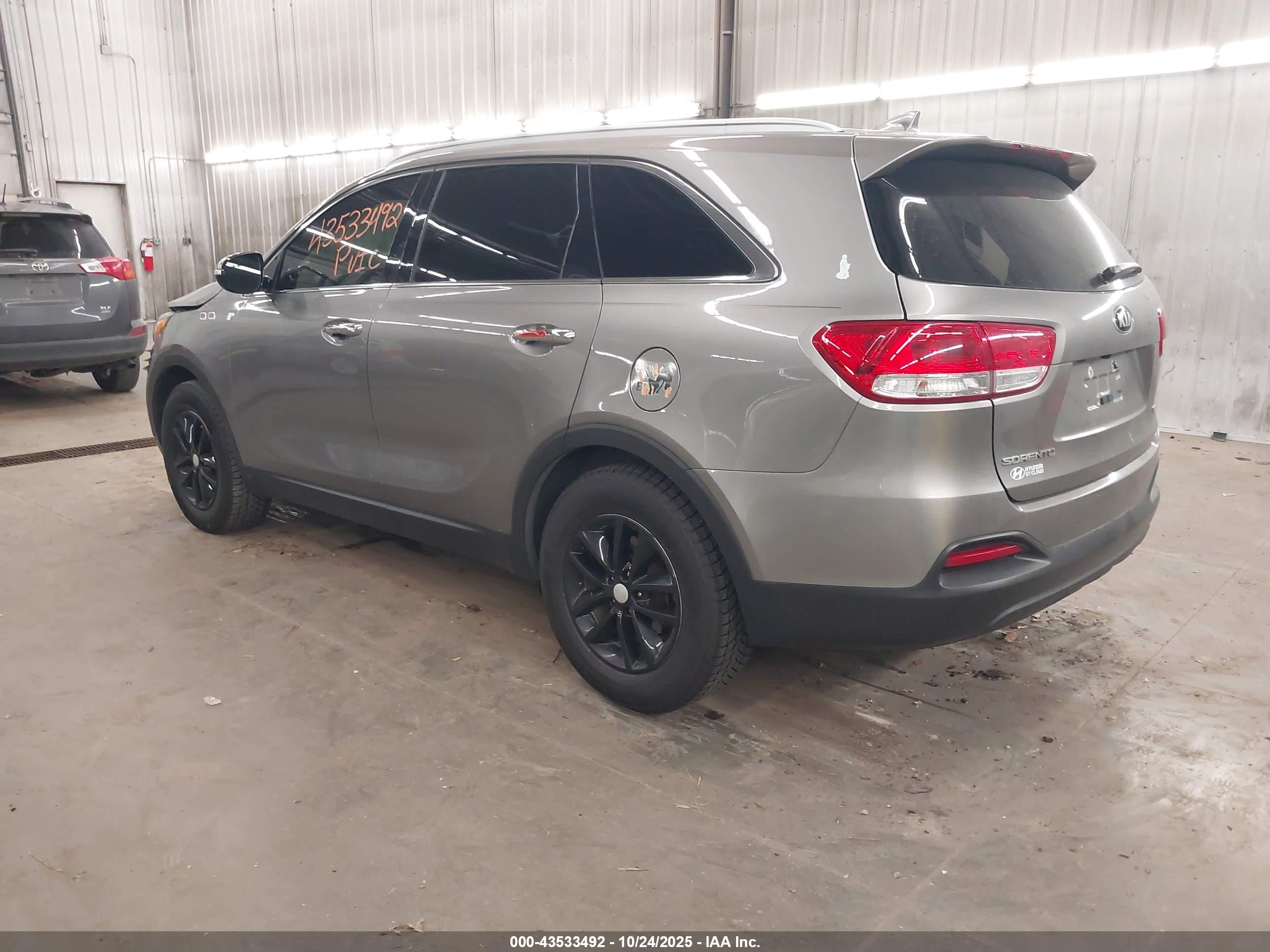 KIA SORENTO image 3