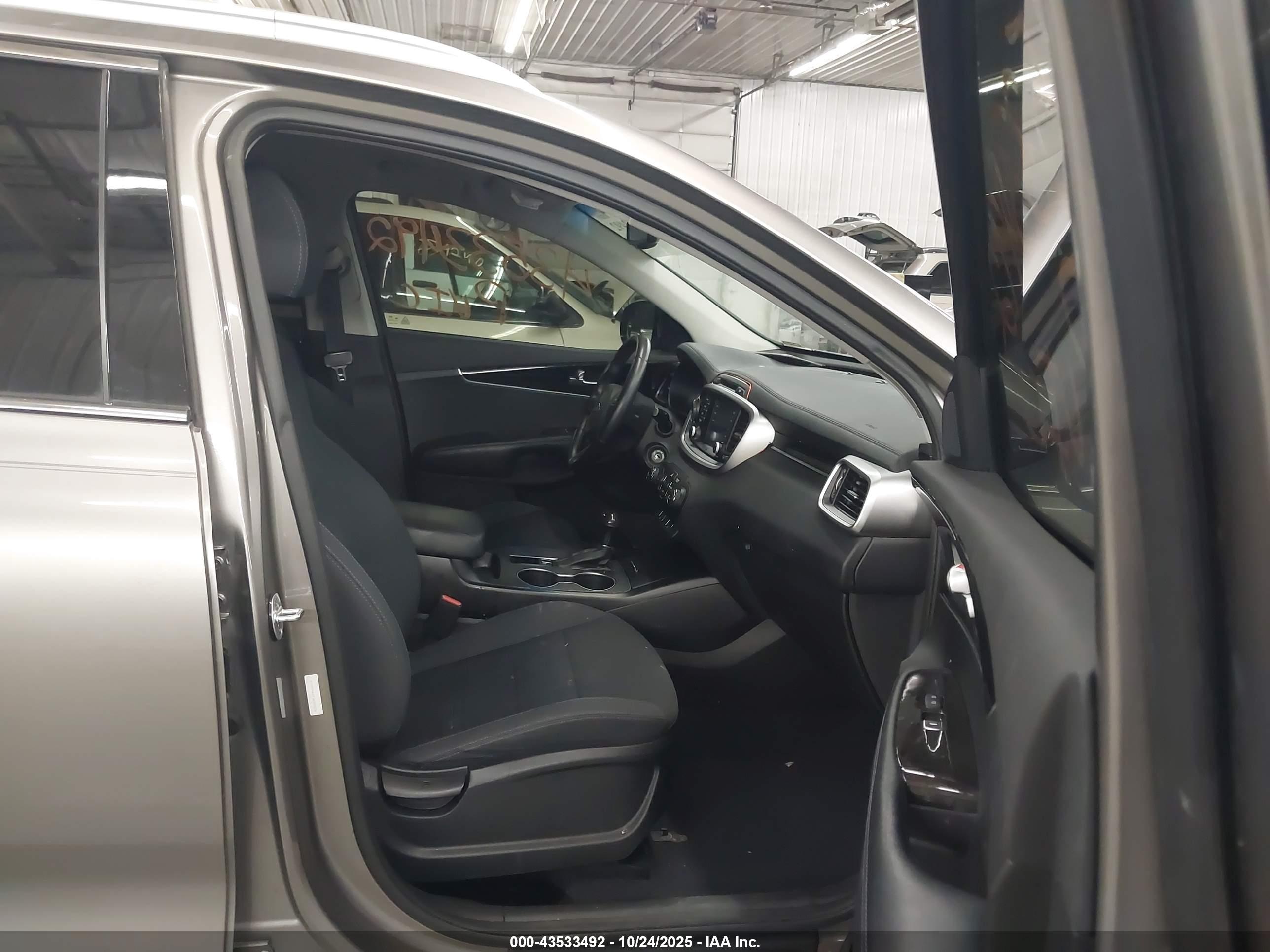 KIA SORENTO image 5