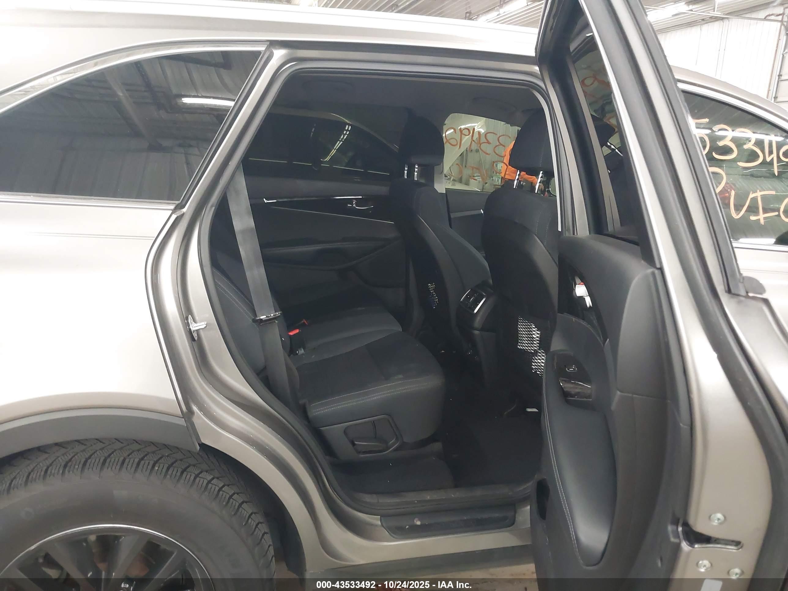 KIA SORENTO image 8