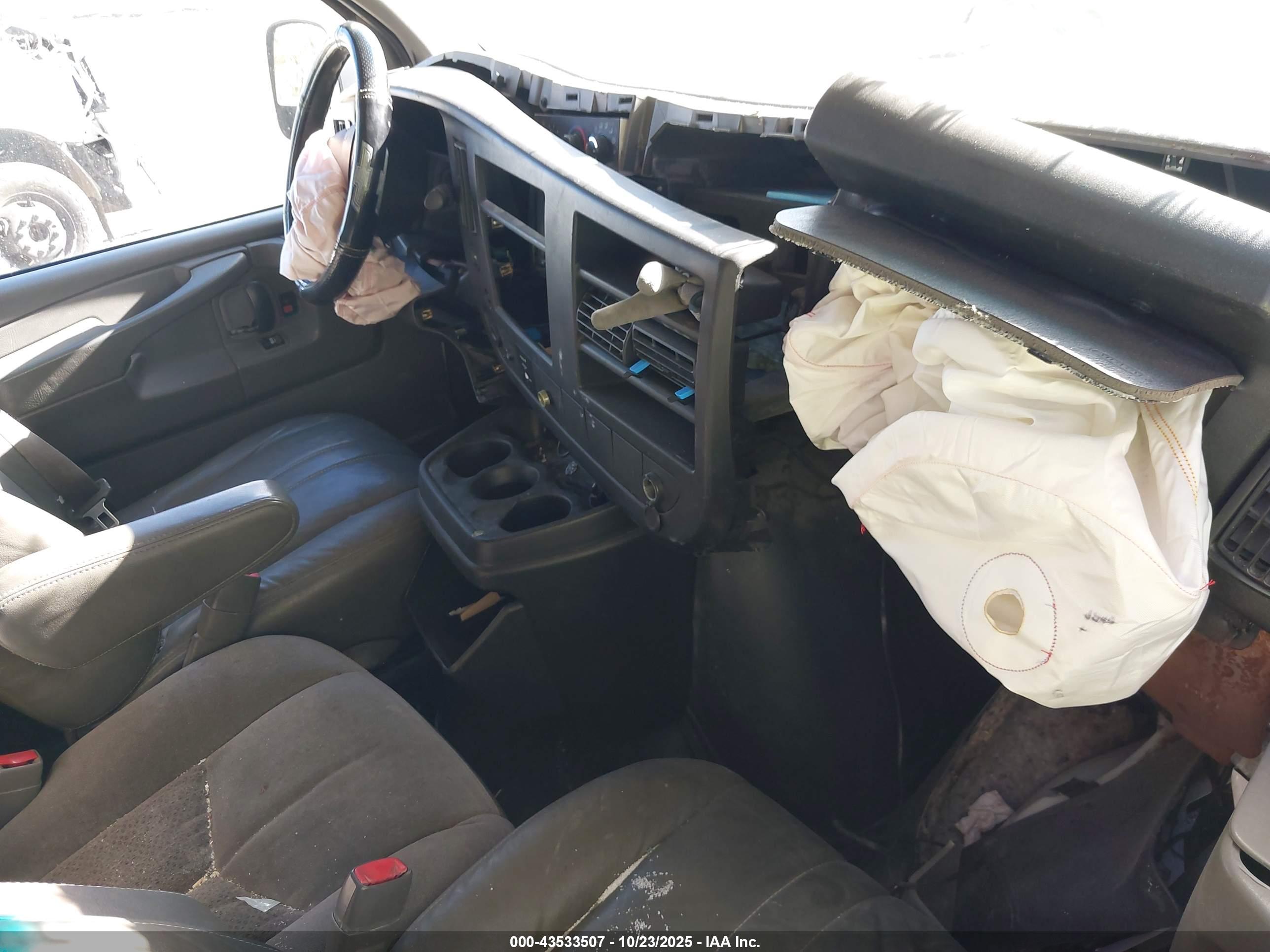 CHEVROLET EXPRESS image 5