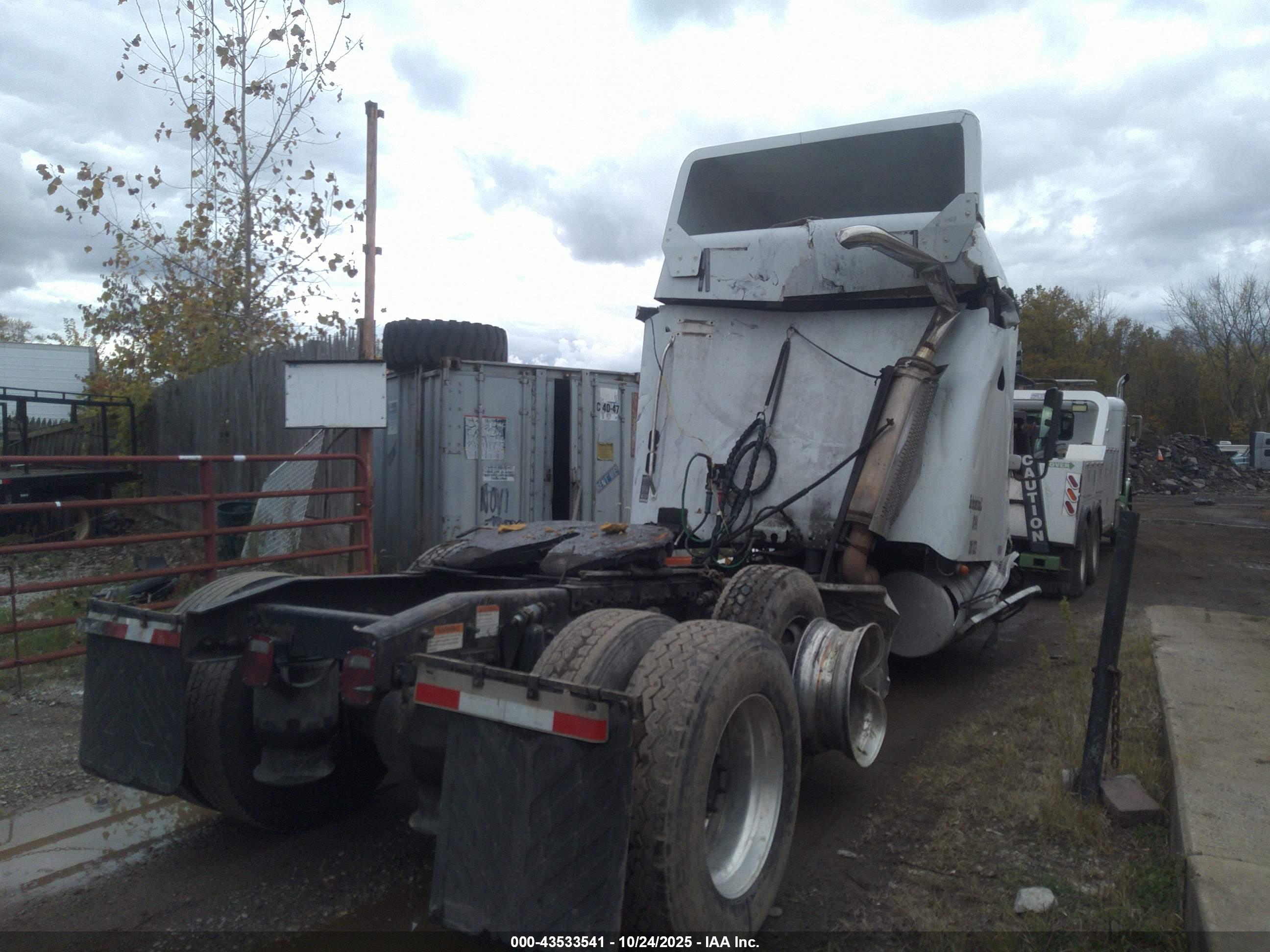 FREIGHTLINER CONVENTIONAL image 3
