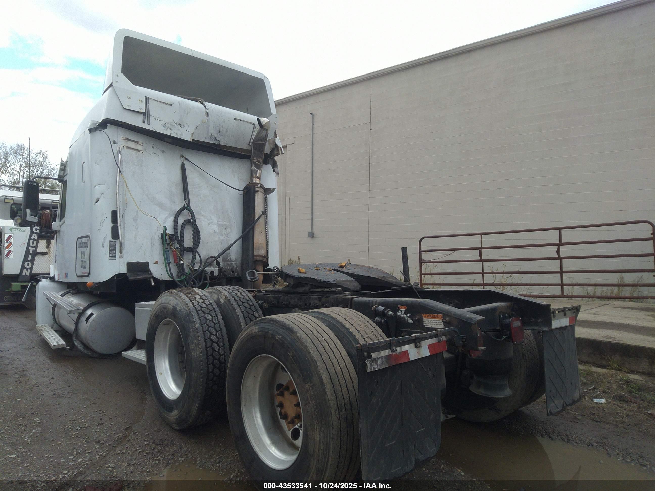 FREIGHTLINER CONVENTIONAL image 4