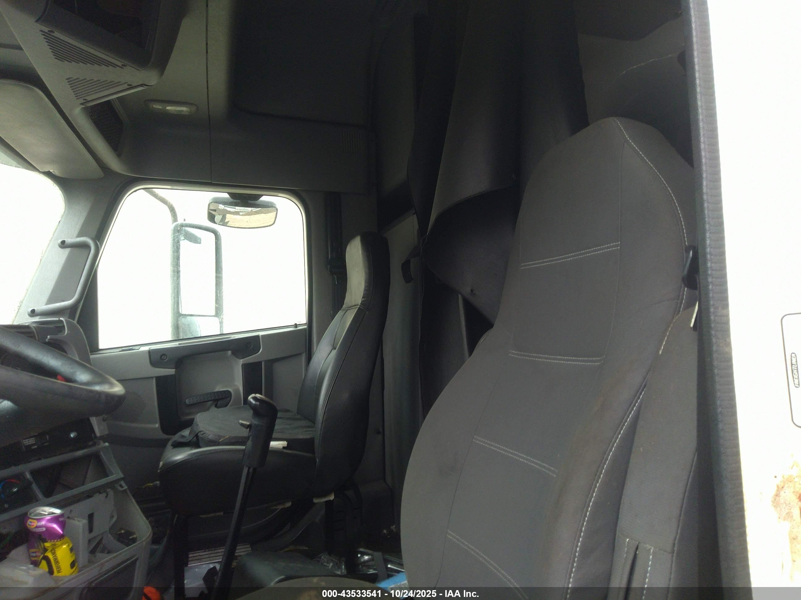 FREIGHTLINER CONVENTIONAL image 5