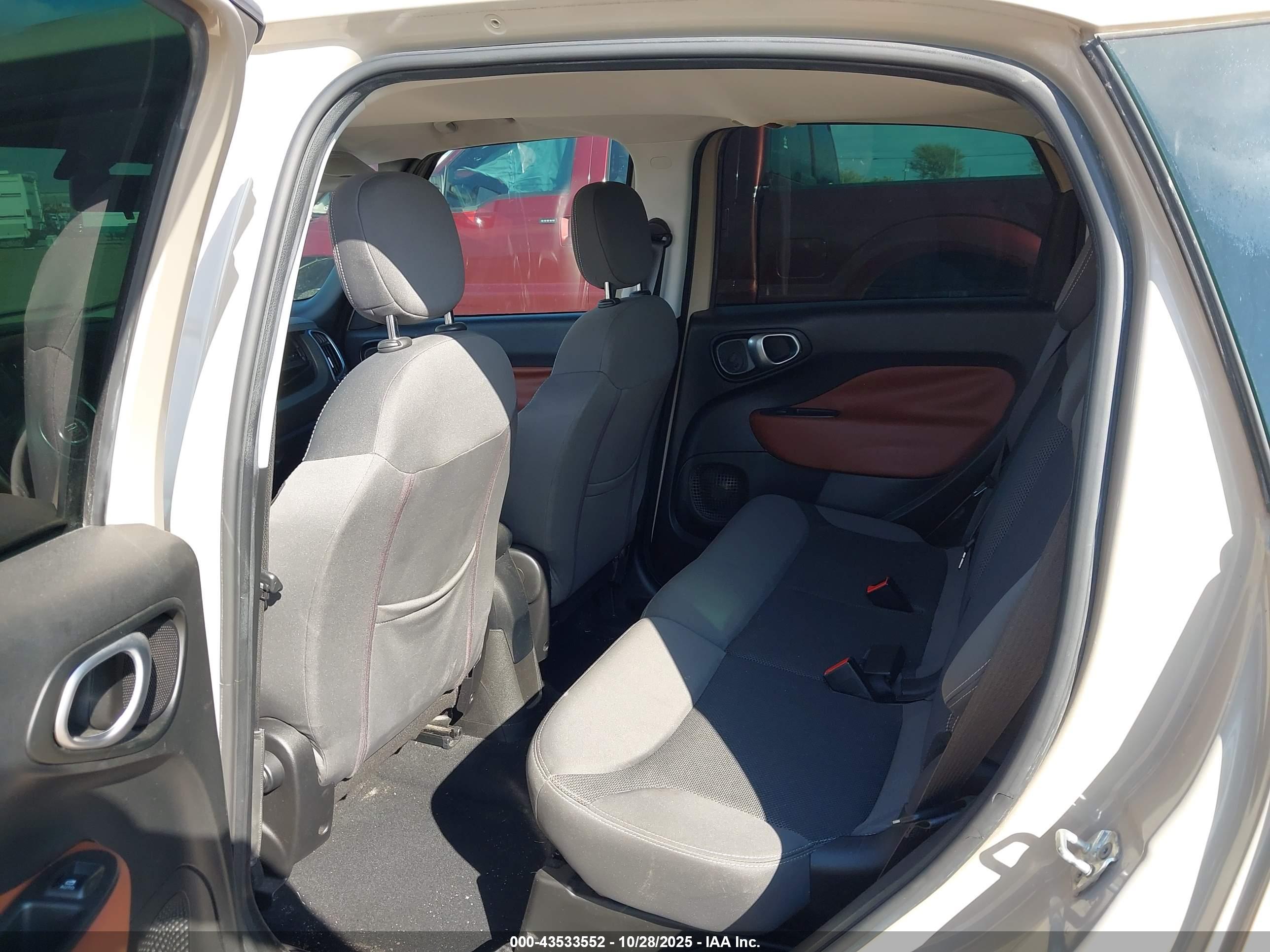 FIAT 500L image 8