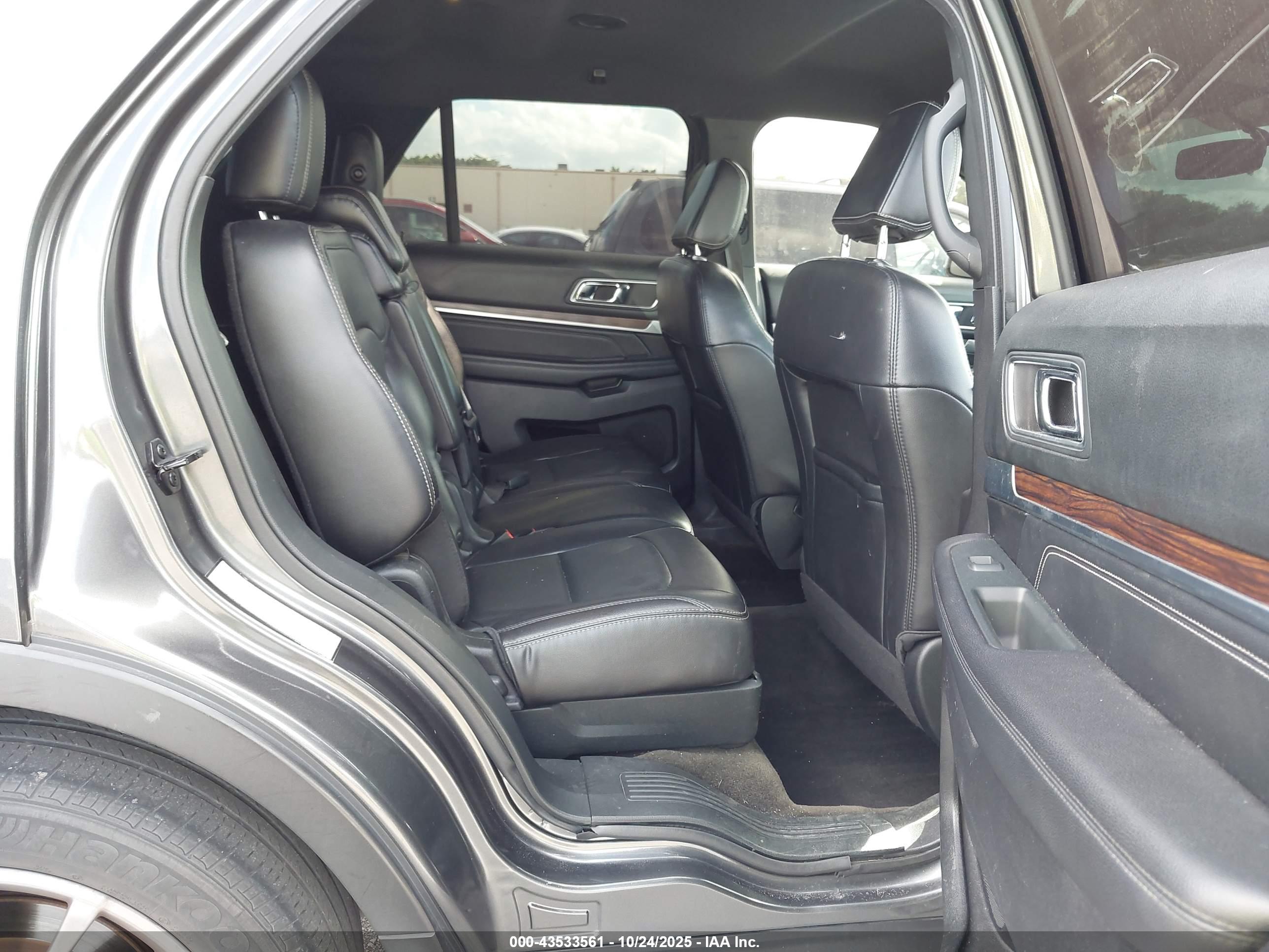 FORD EXPLORER image 8