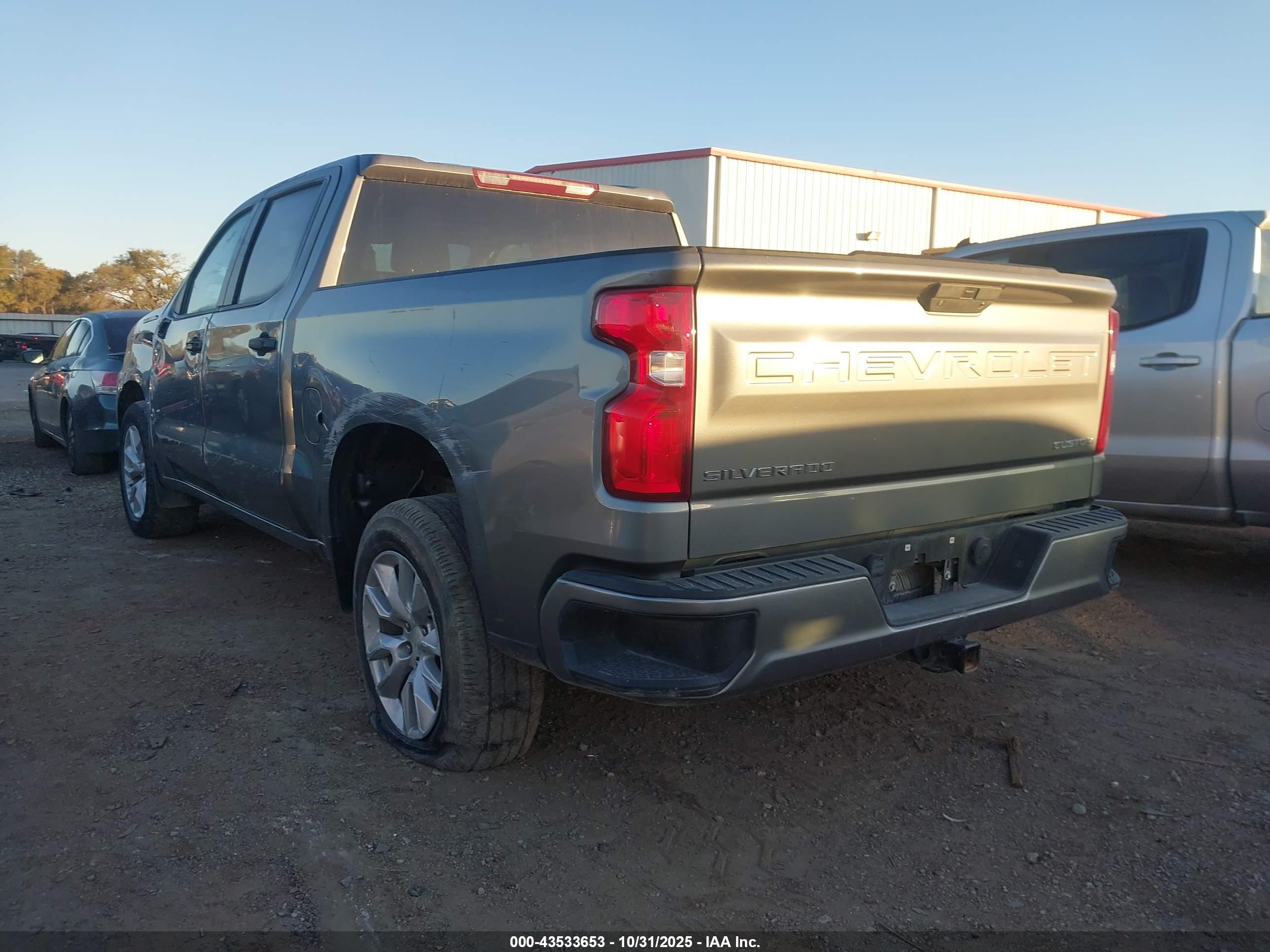 CHEVROLET SILVERADO image 3