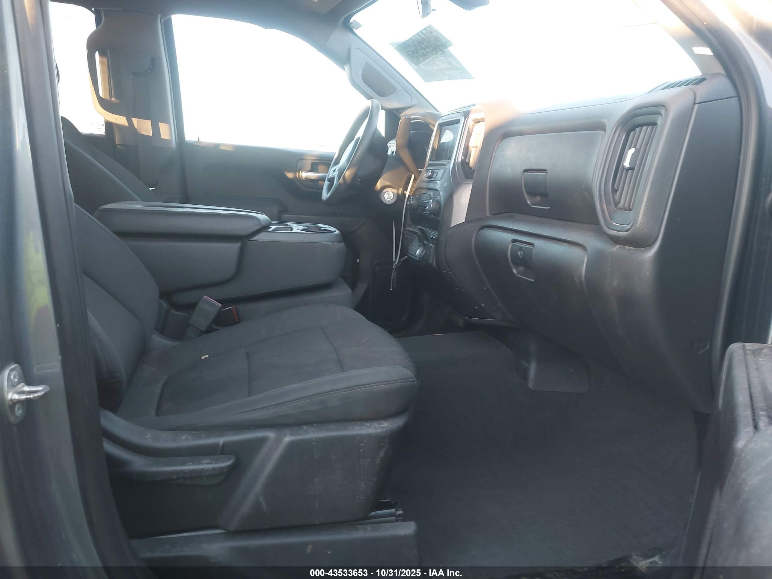 CHEVROLET SILVERADO image 5