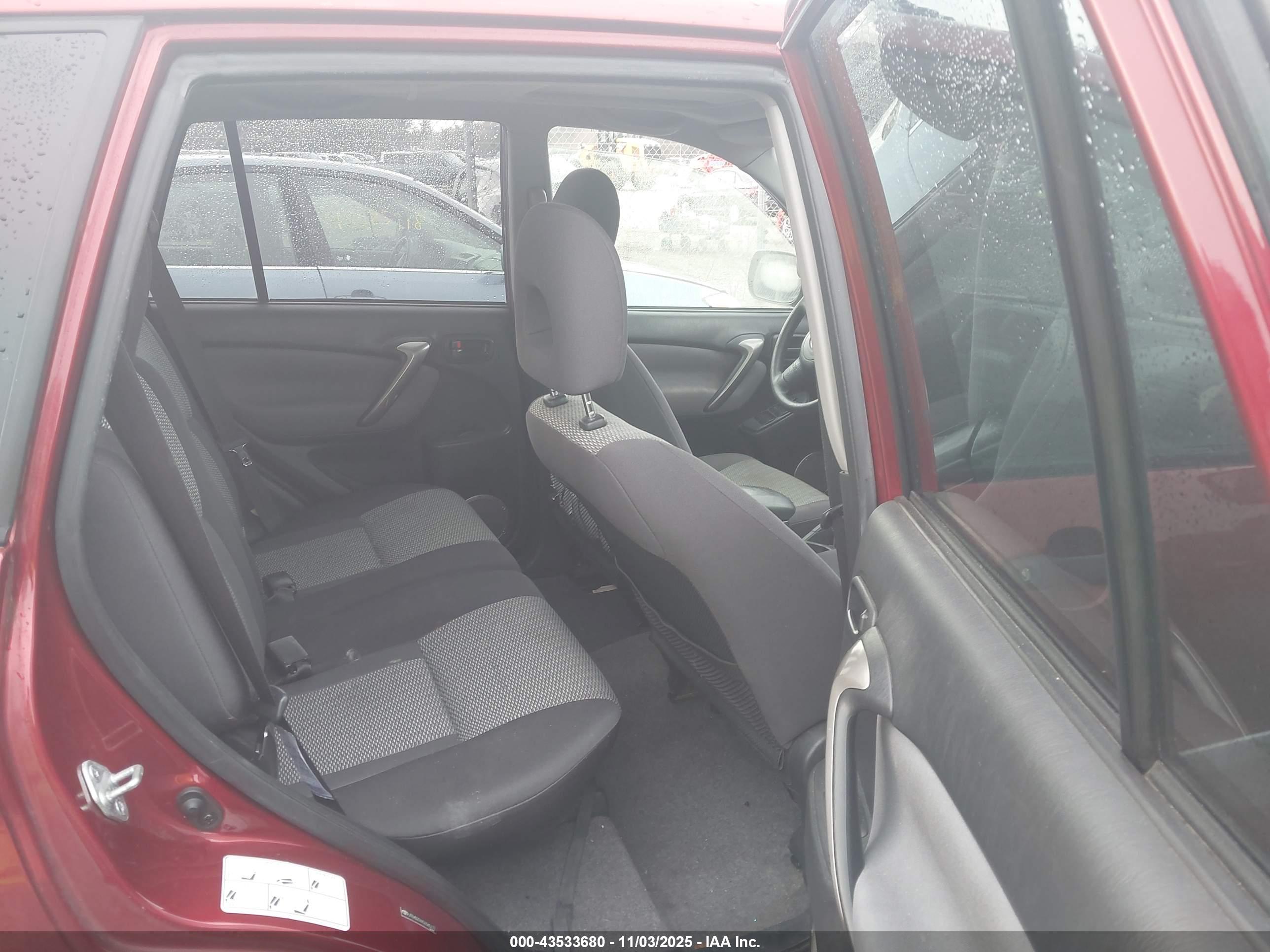 TOYOTA RAV4 image 8