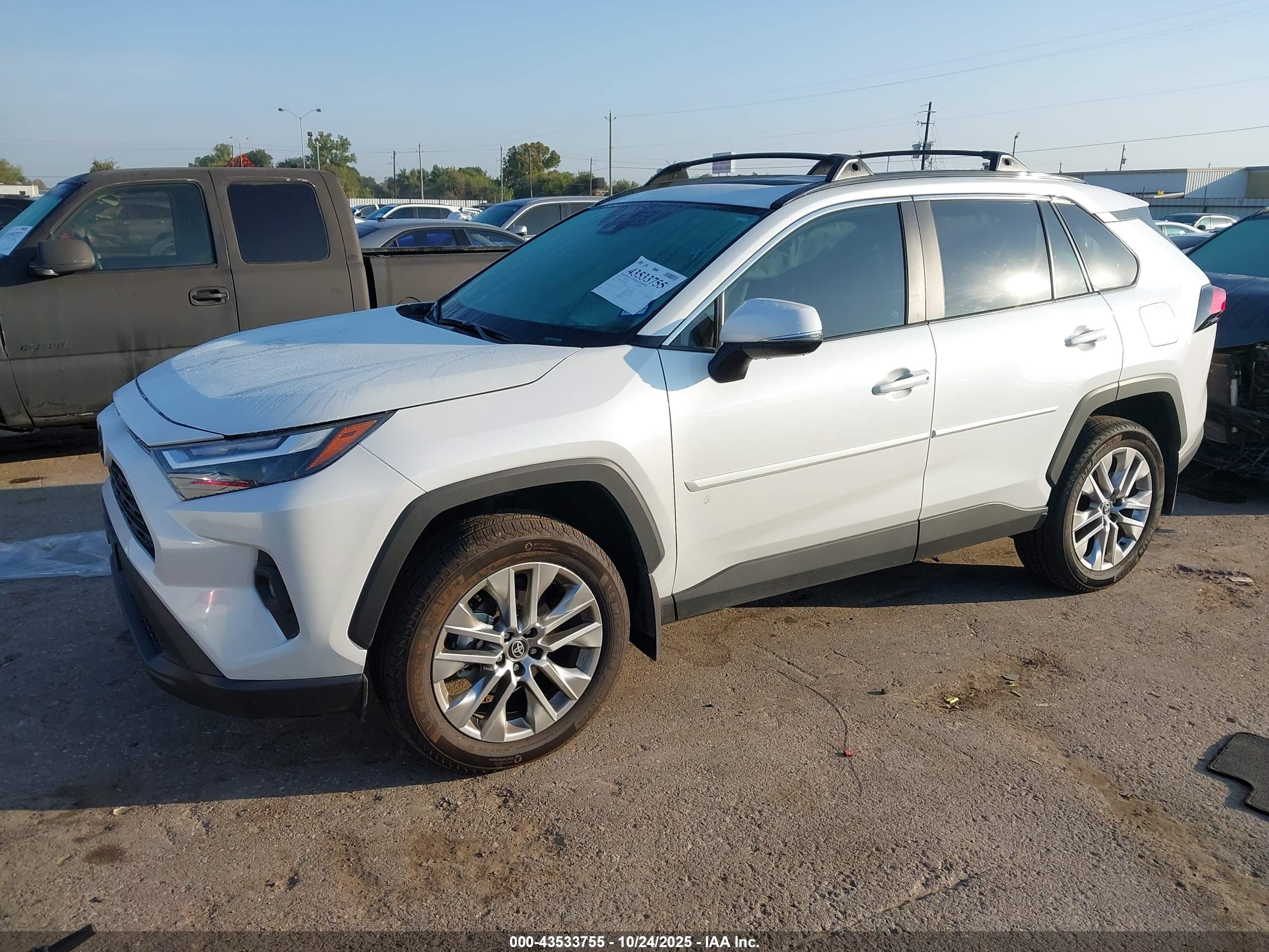 TOYOTA RAV4 image 2