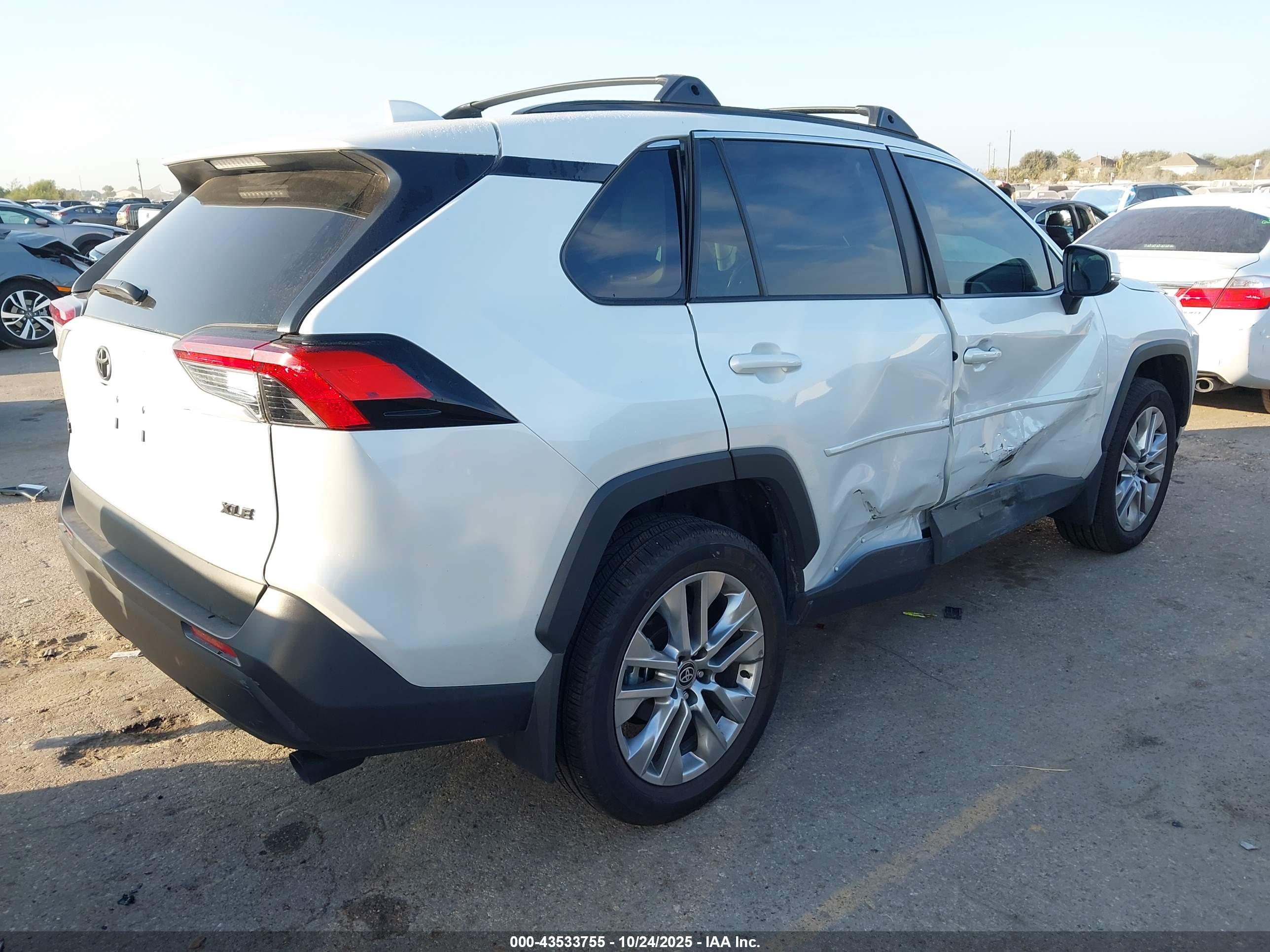TOYOTA RAV4 image 4