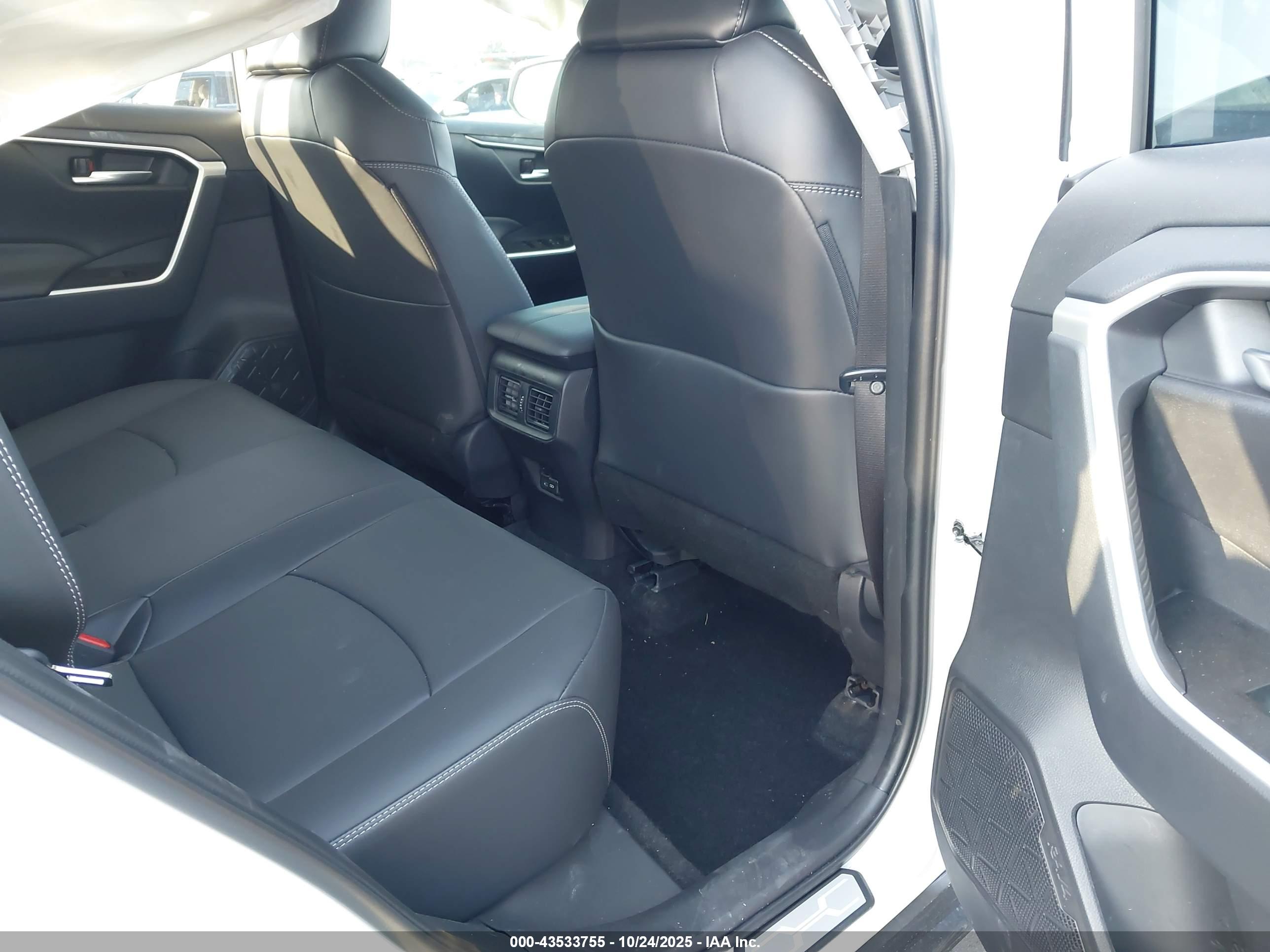 TOYOTA RAV4 image 8
