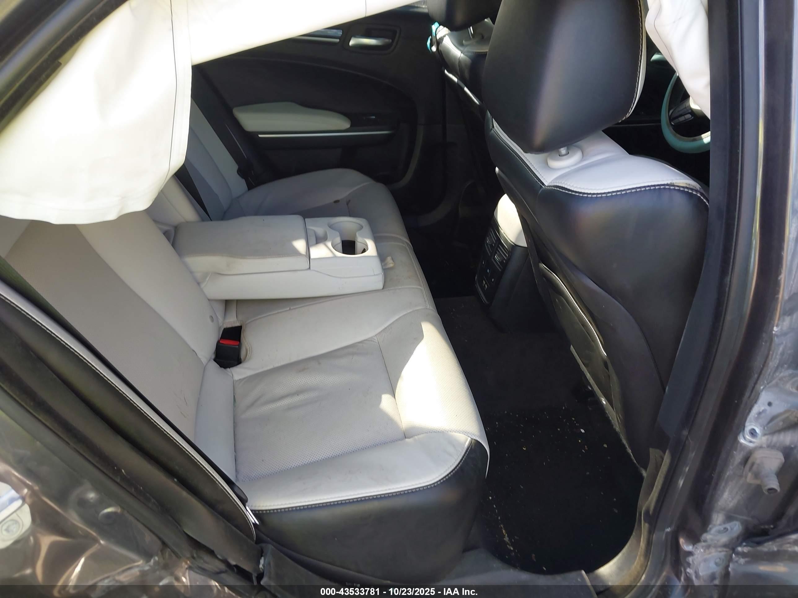CHRYSLER 300 image 8