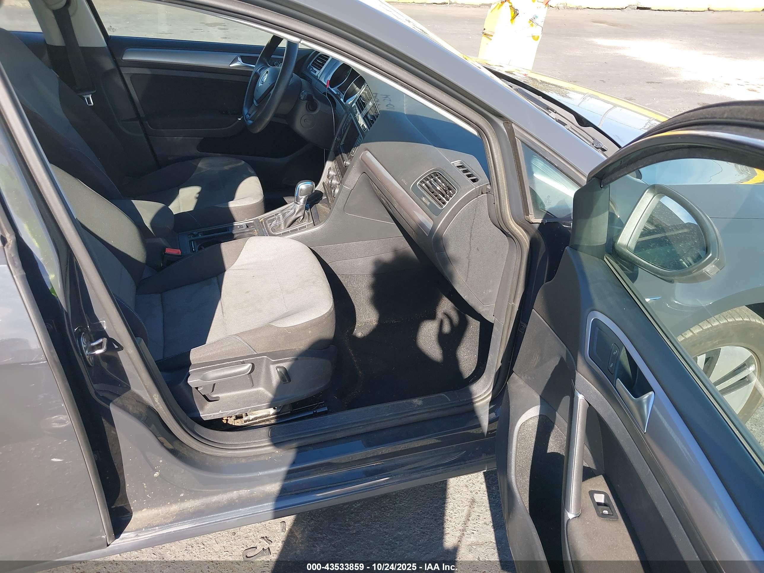 VOLKSWAGEN E-GOLF image 5