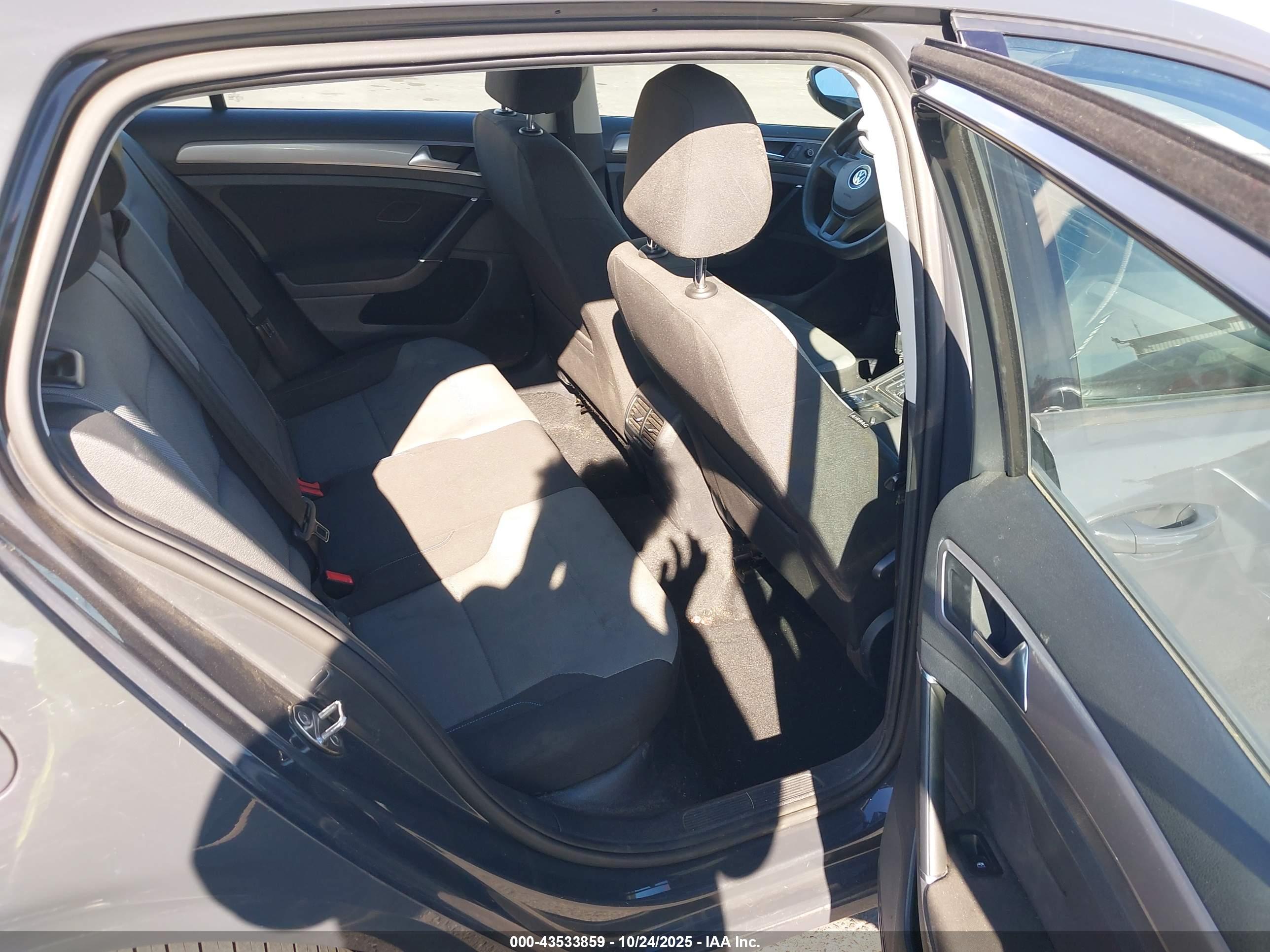 VOLKSWAGEN E-GOLF image 8