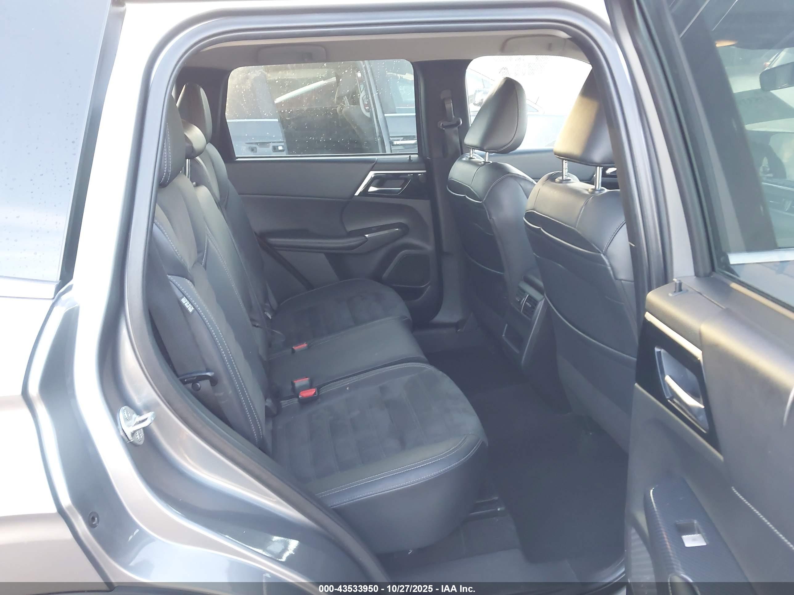 MITSUBISHI OUTLANDER image 8