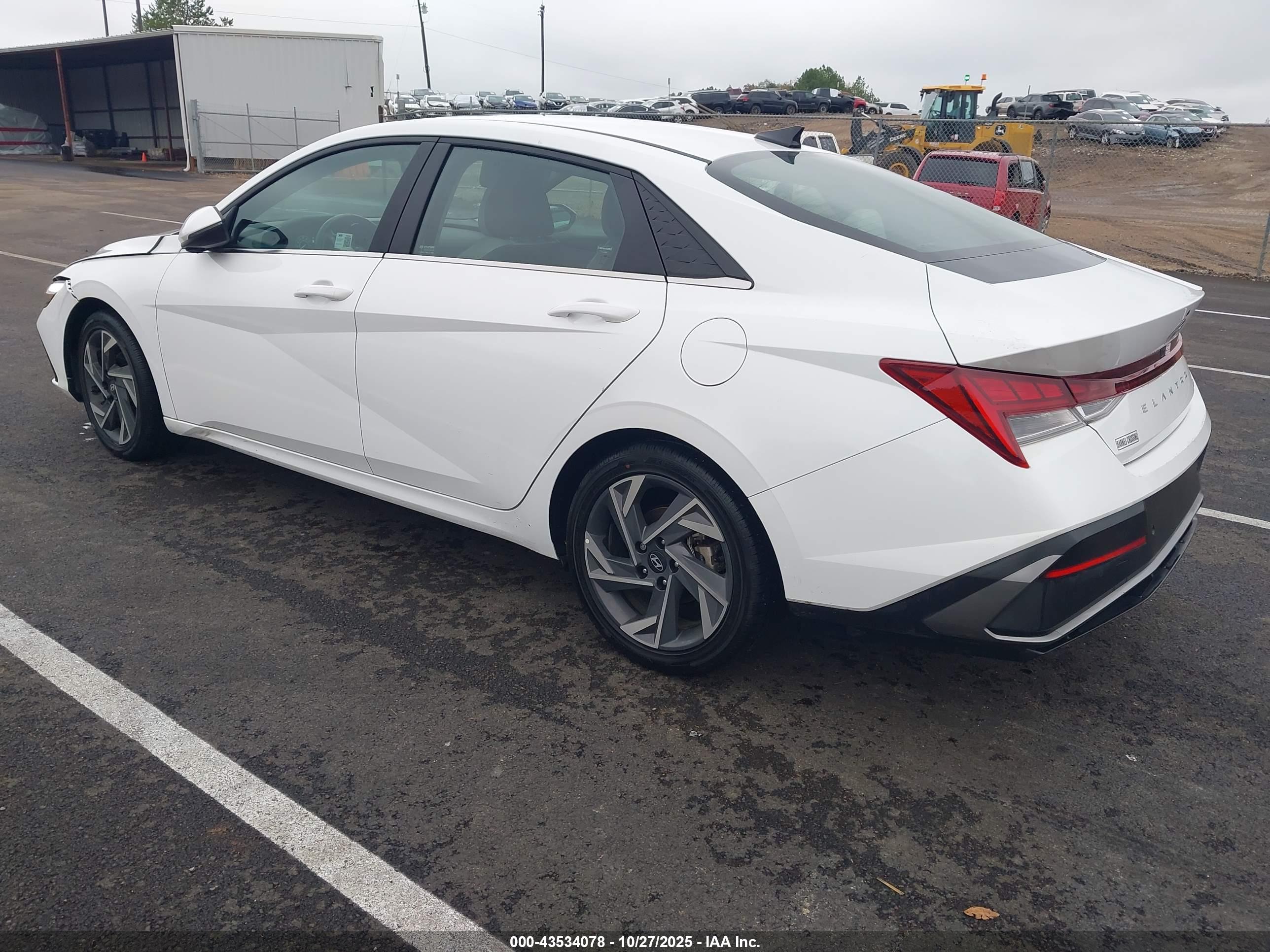HYUNDAI ELANTRA image 3
