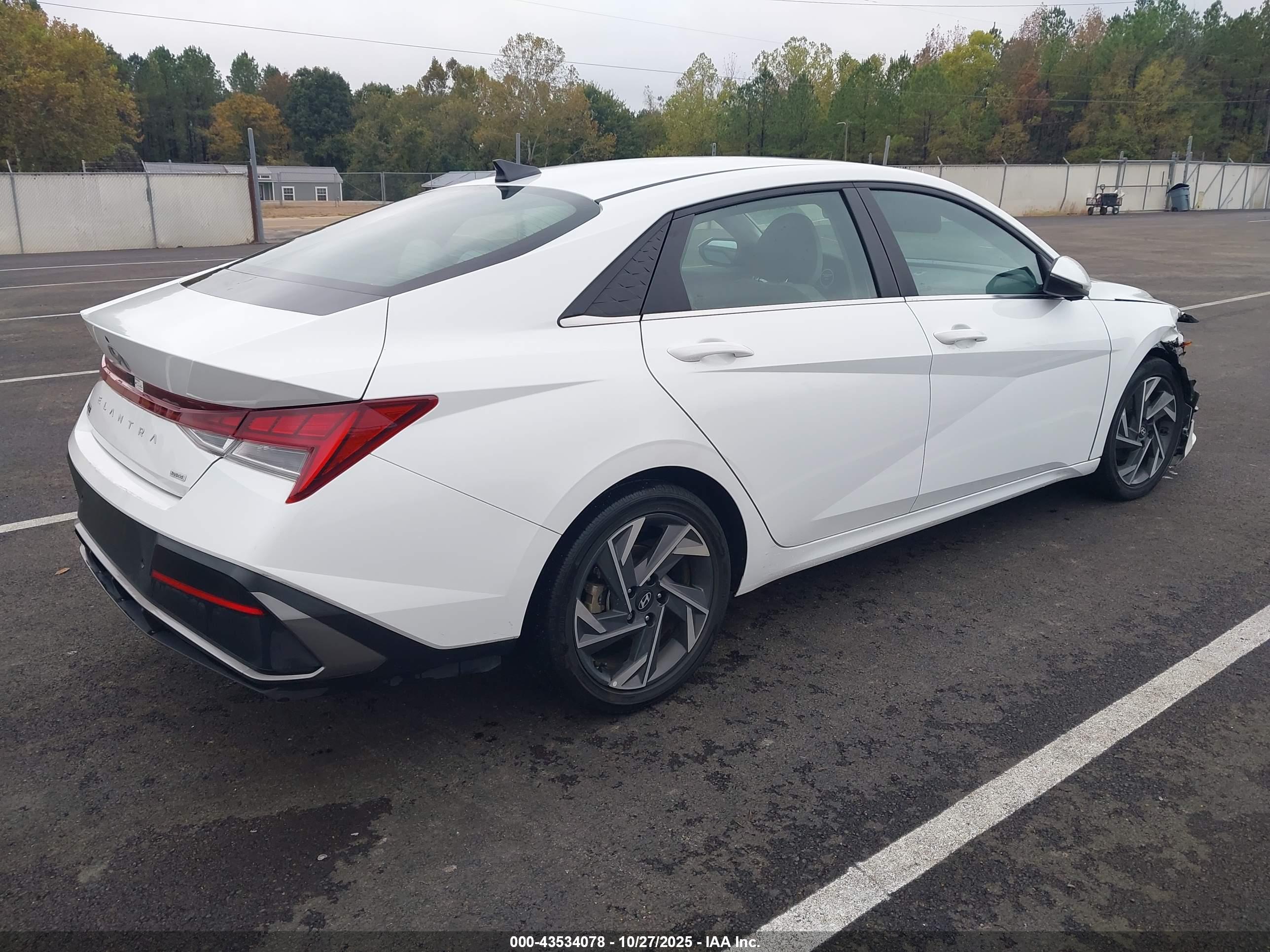 HYUNDAI ELANTRA image 4