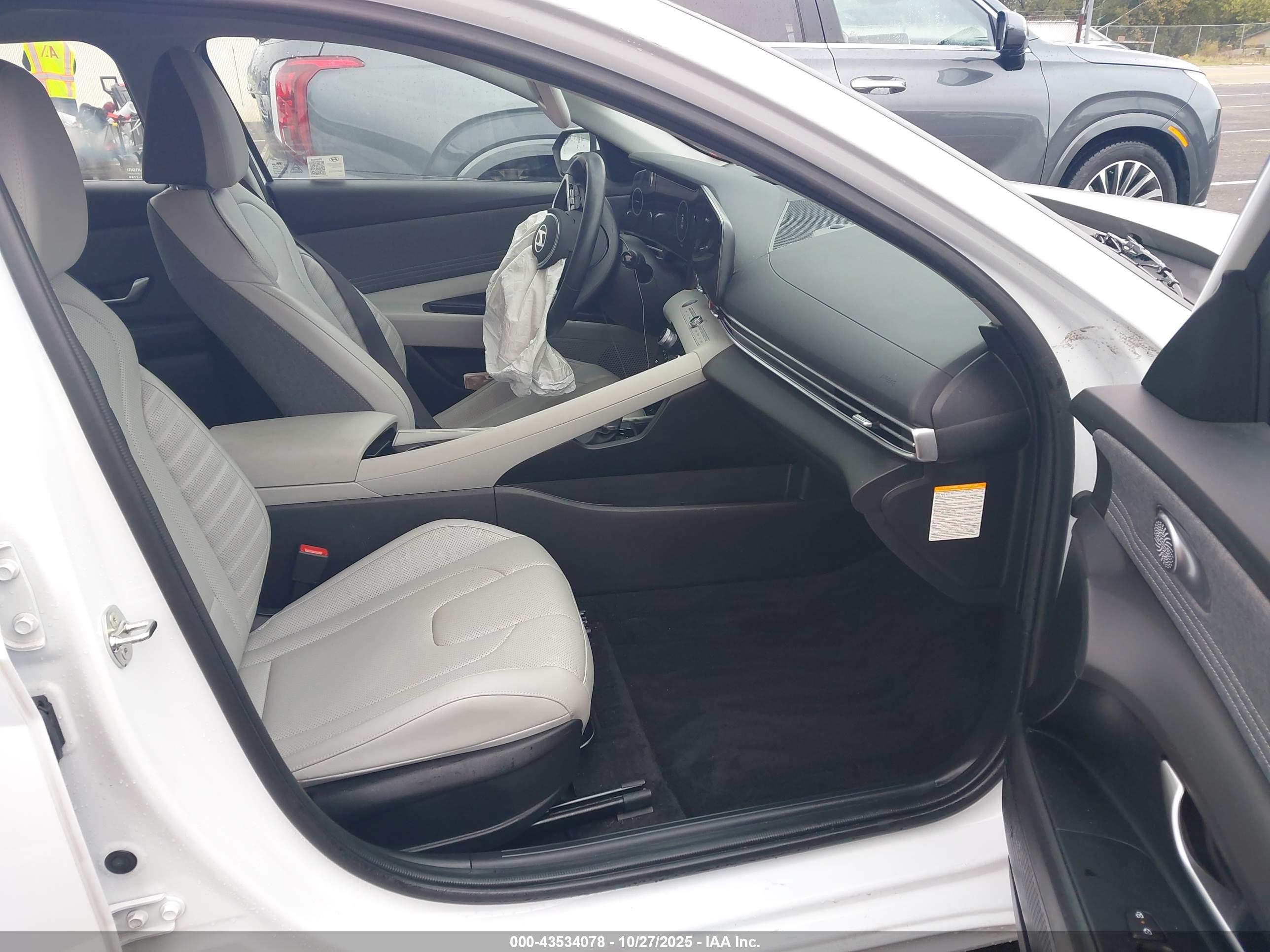HYUNDAI ELANTRA image 5