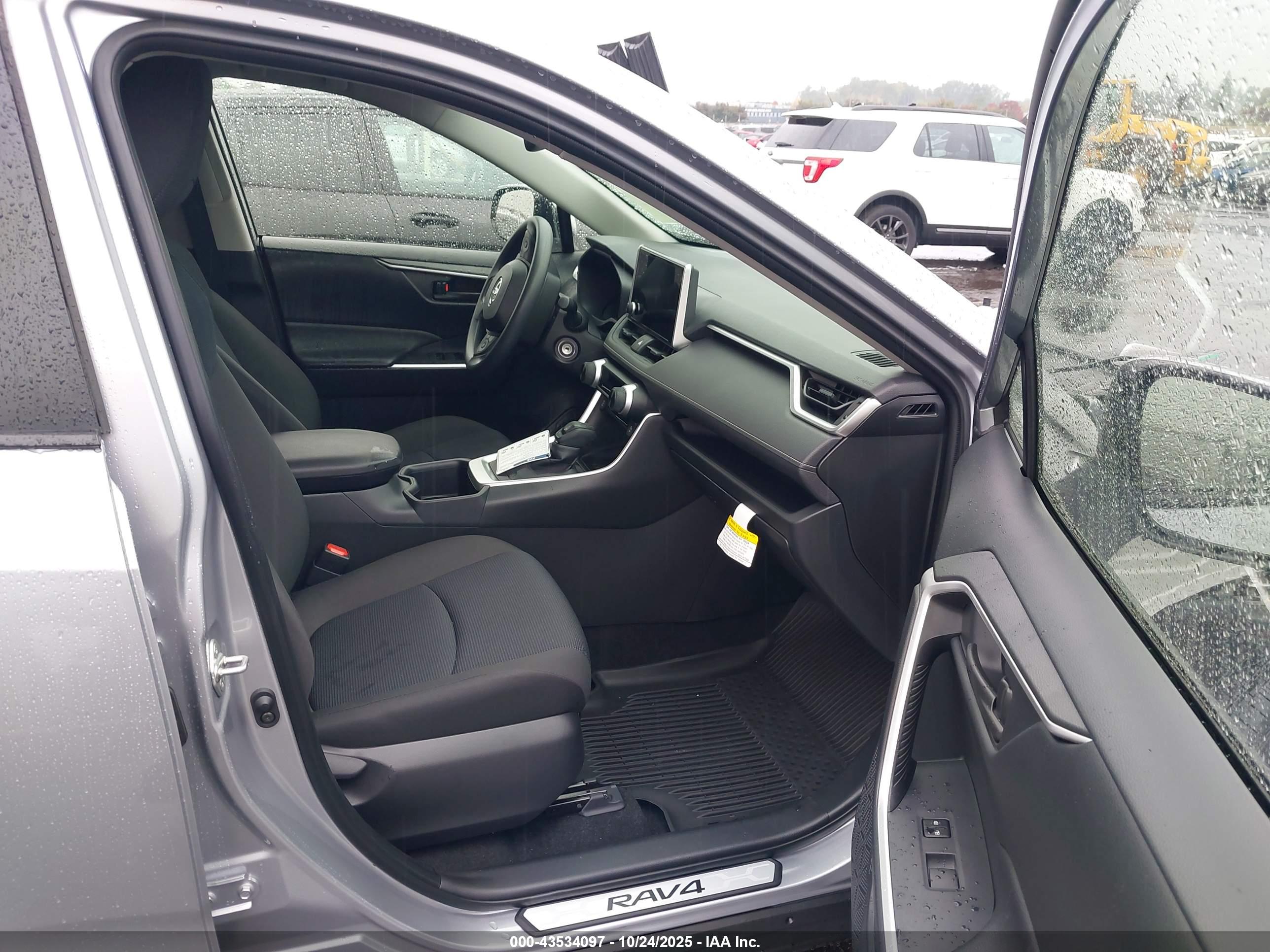 TOYOTA RAV4 image 5