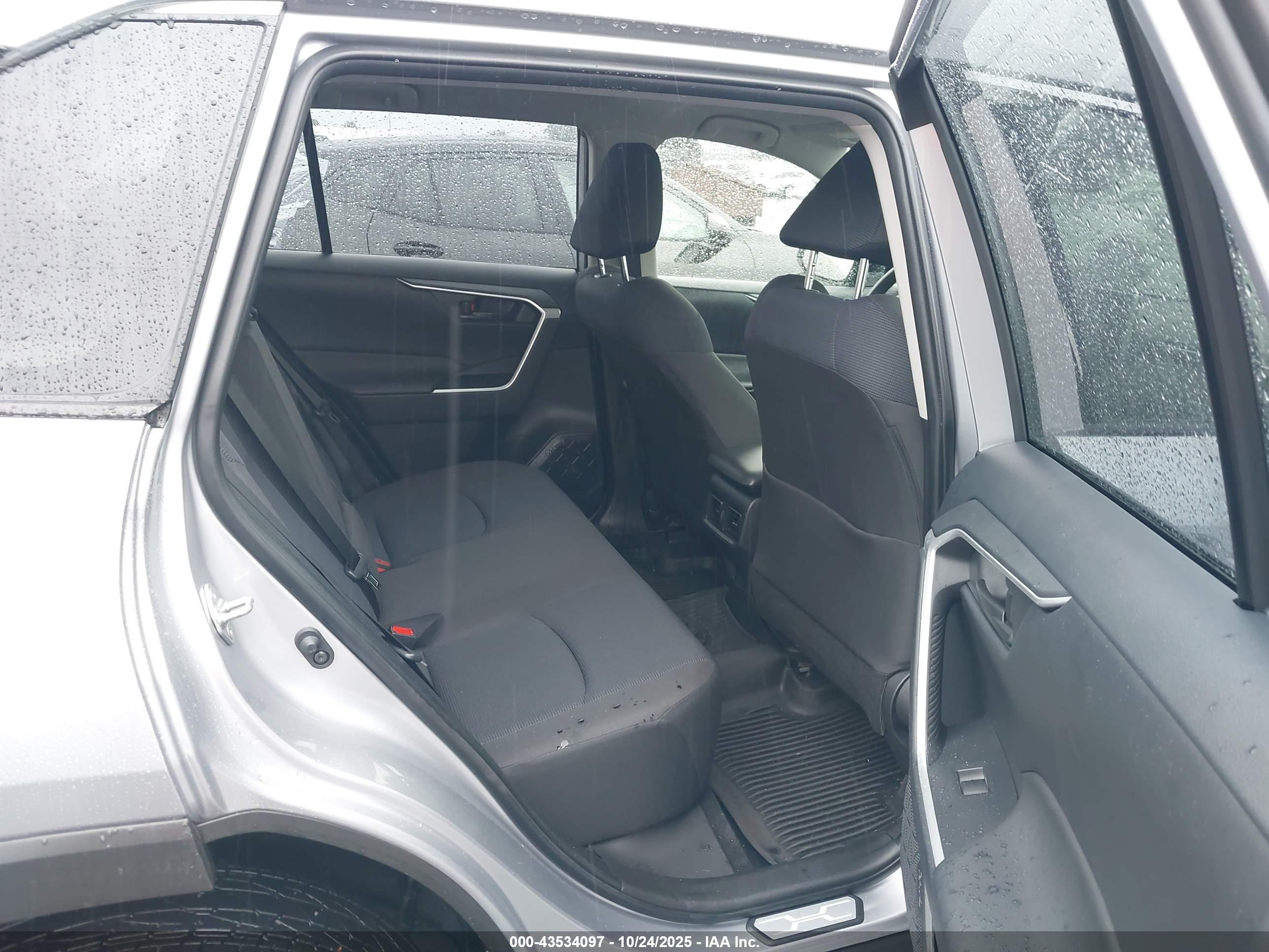 TOYOTA RAV4 image 8