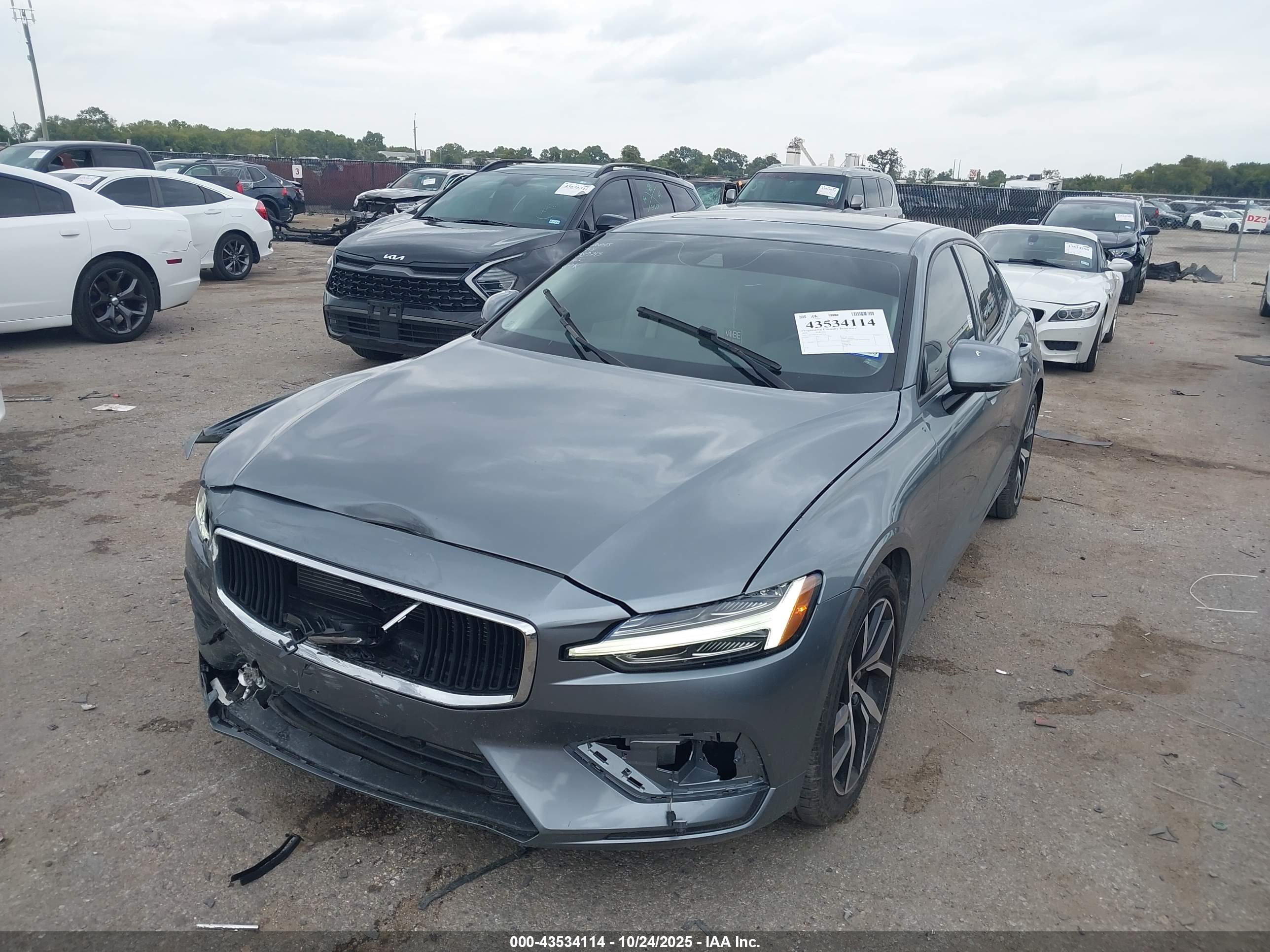 VOLVO S60 image 2