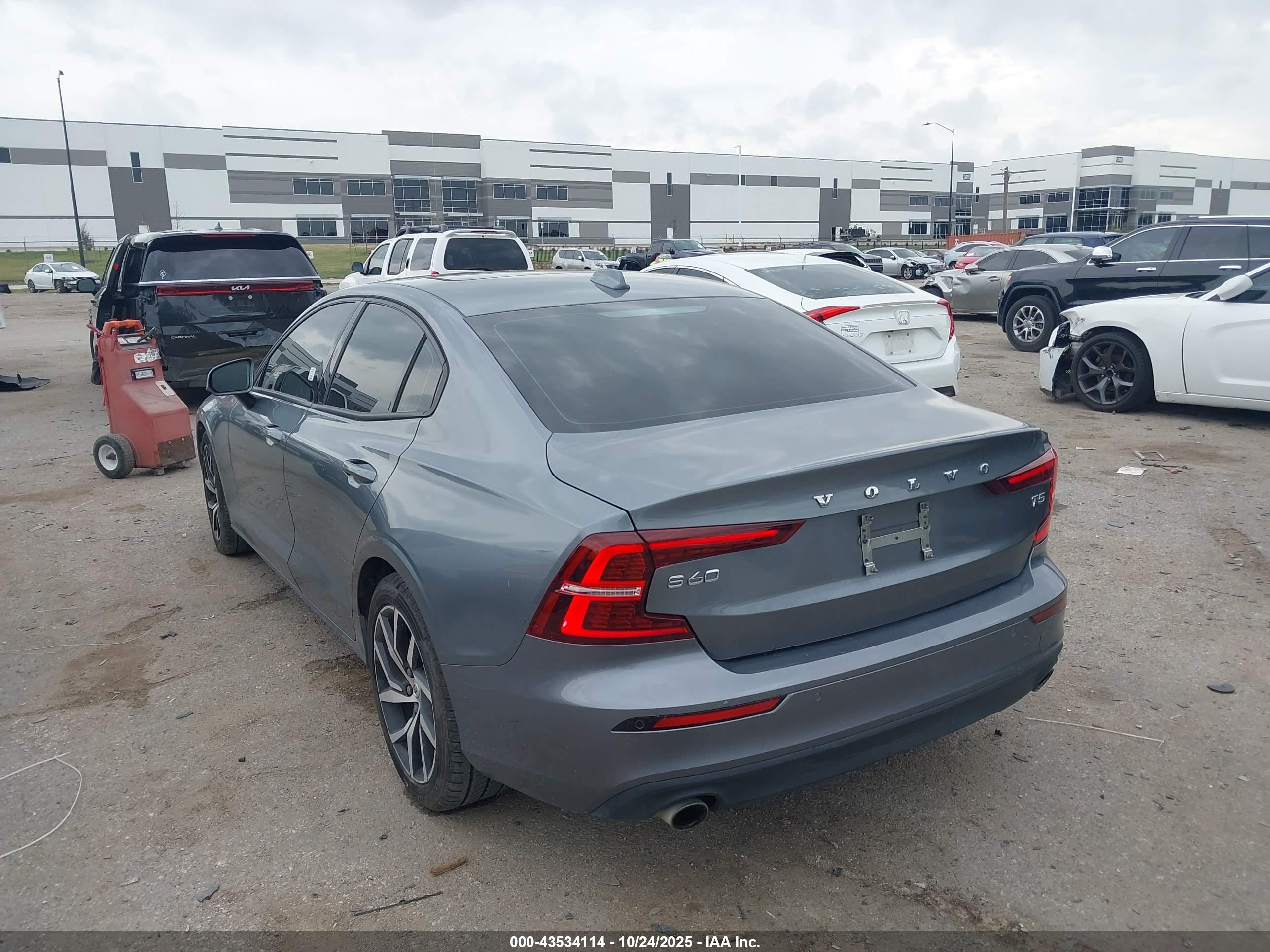 VOLVO S60 image 3