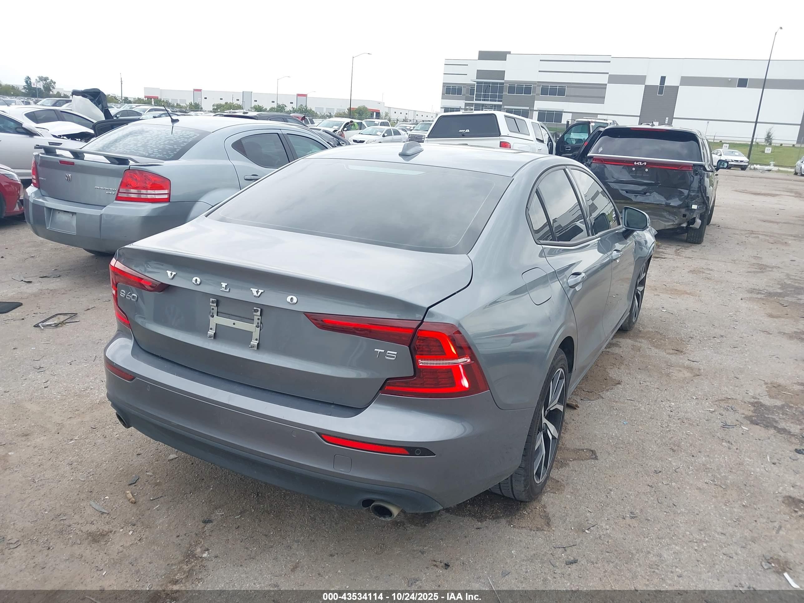 VOLVO S60 image 4