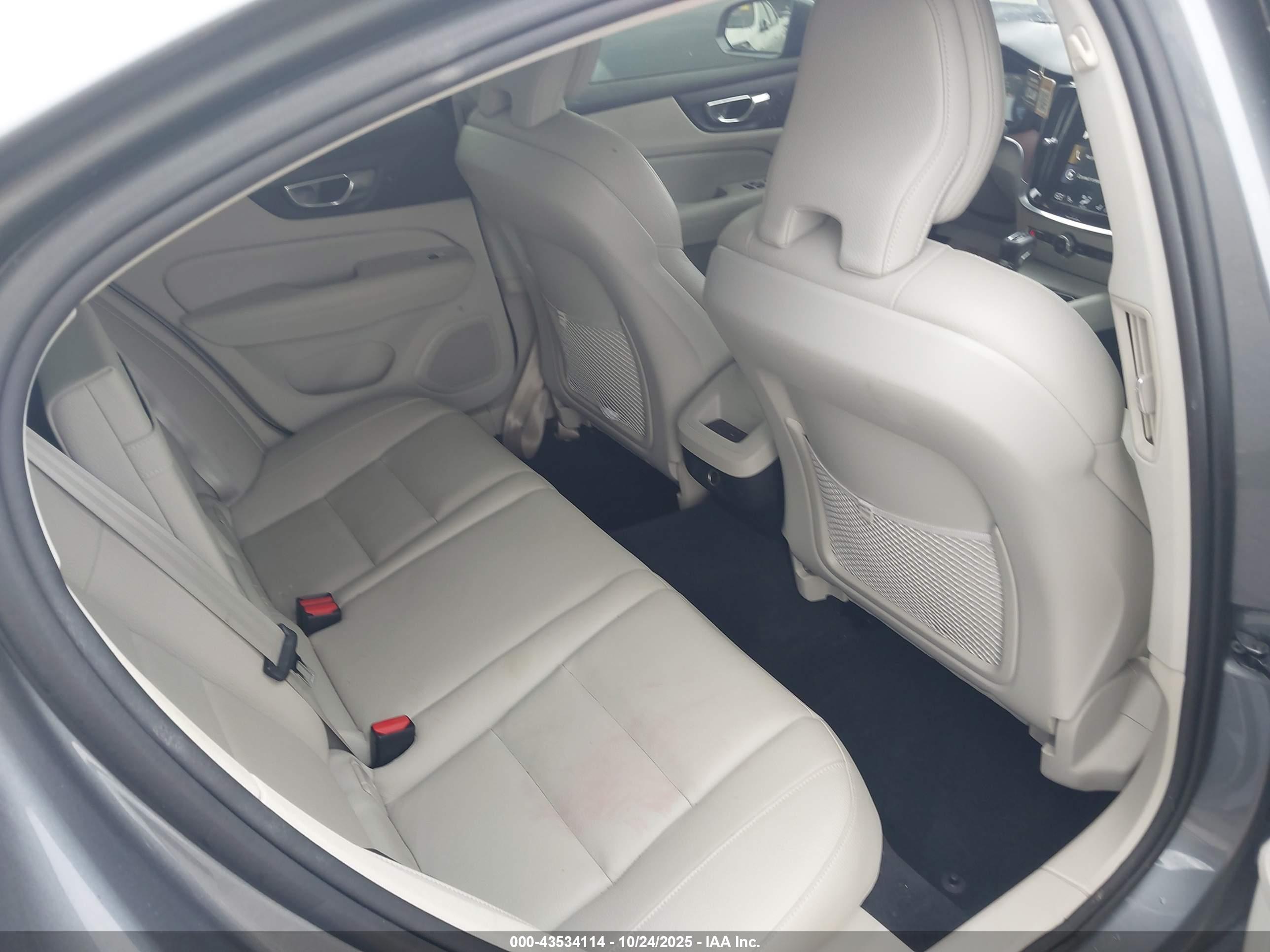 VOLVO S60 image 8