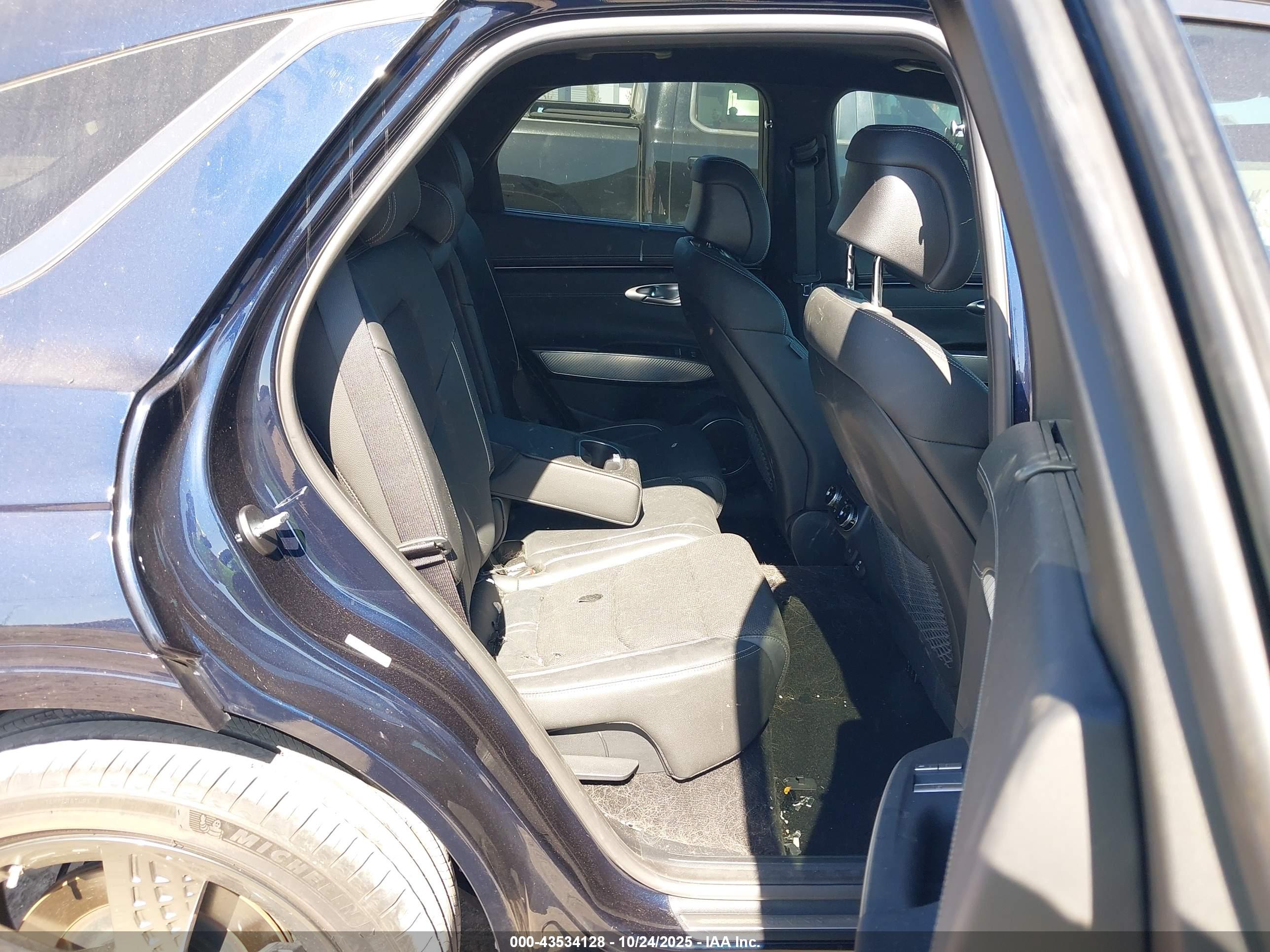 GENESIS GV70 image 8