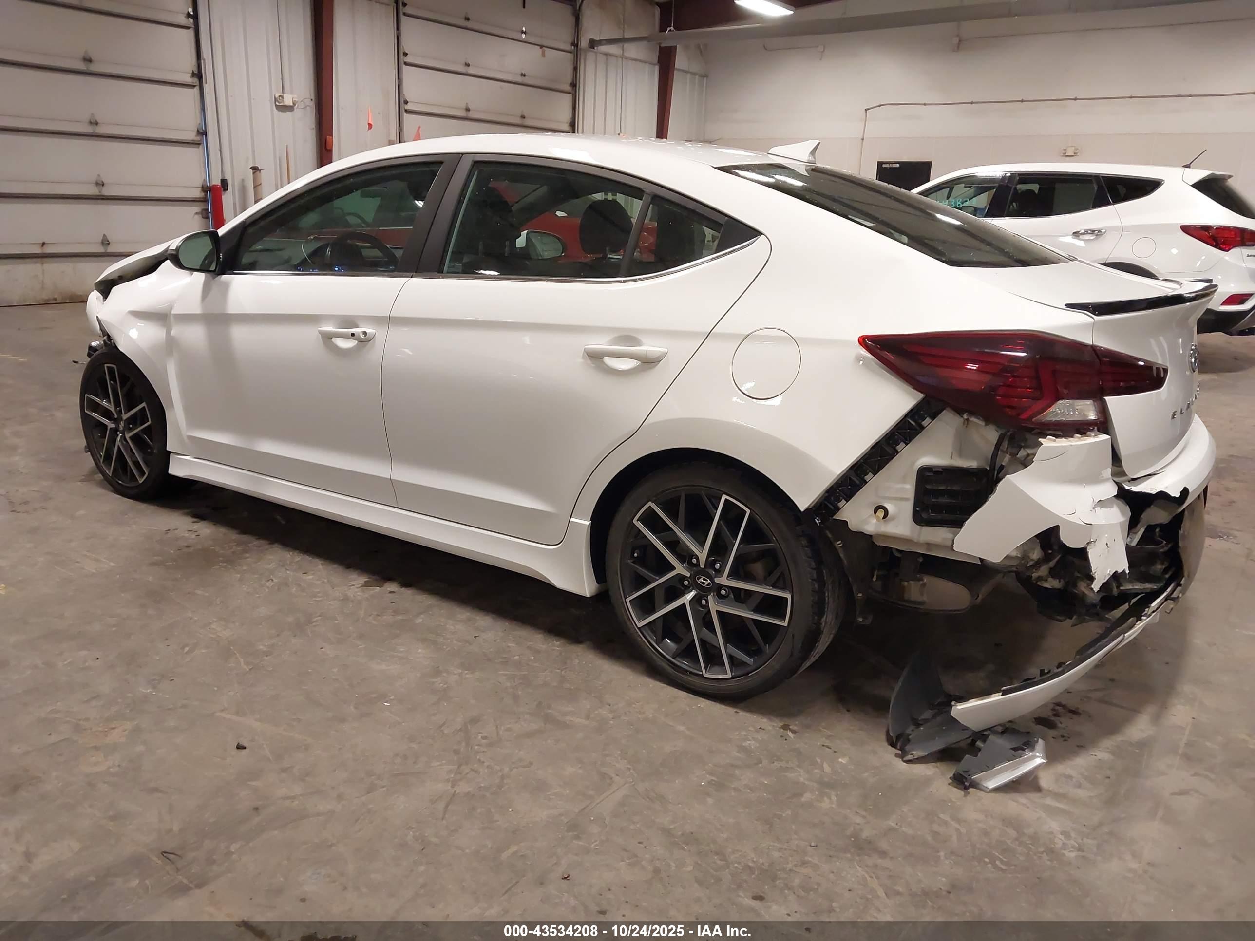 HYUNDAI ELANTRA image 3