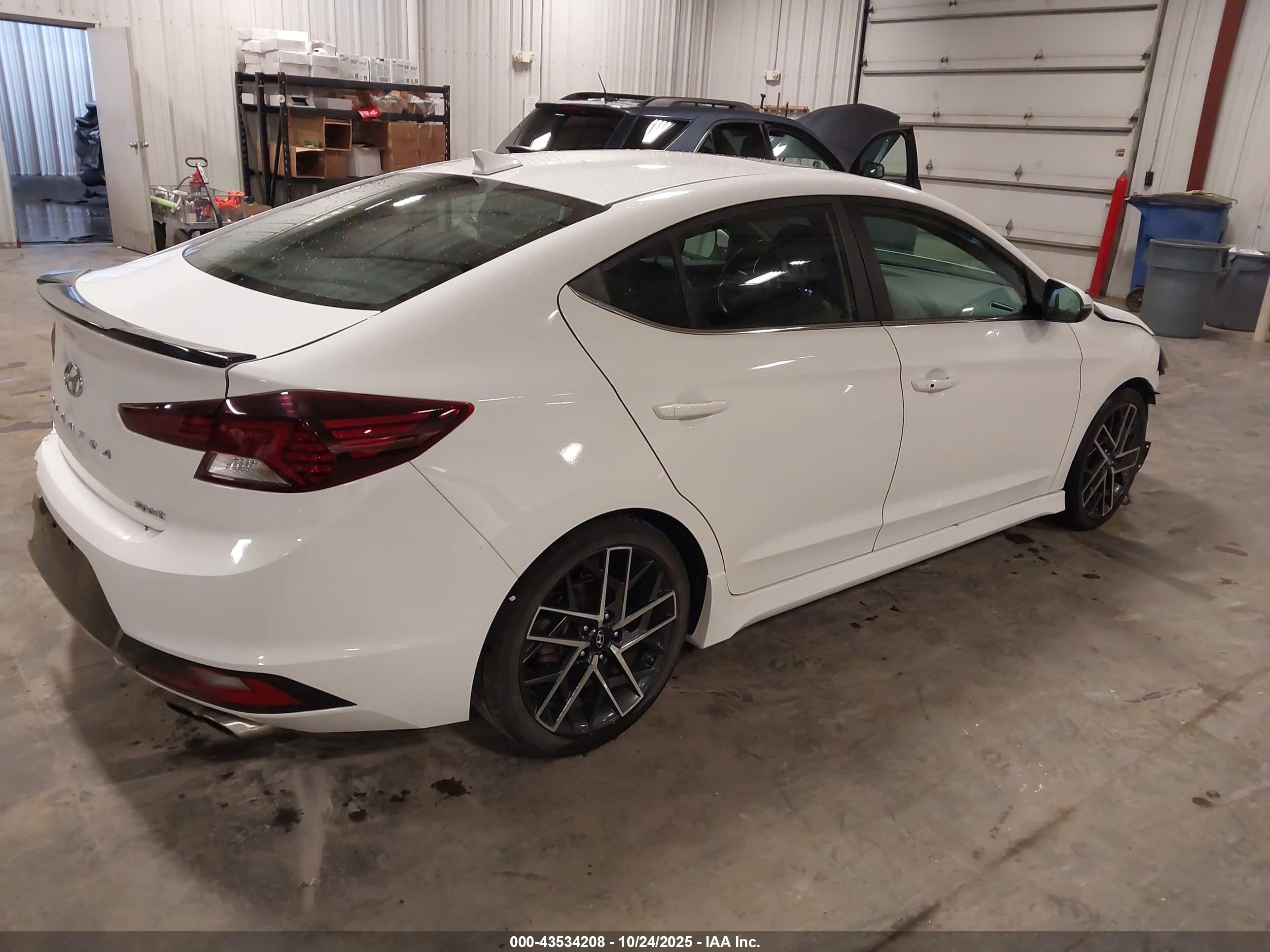 HYUNDAI ELANTRA image 4