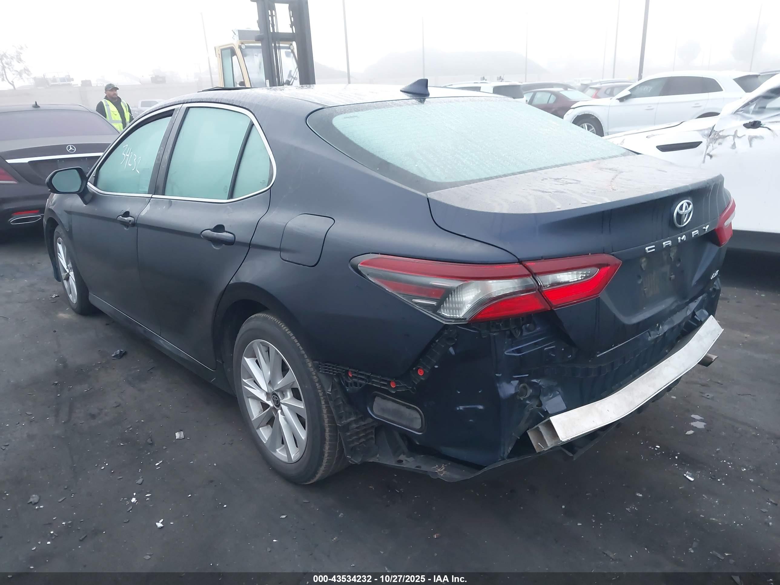 TOYOTA CAMRY image 3