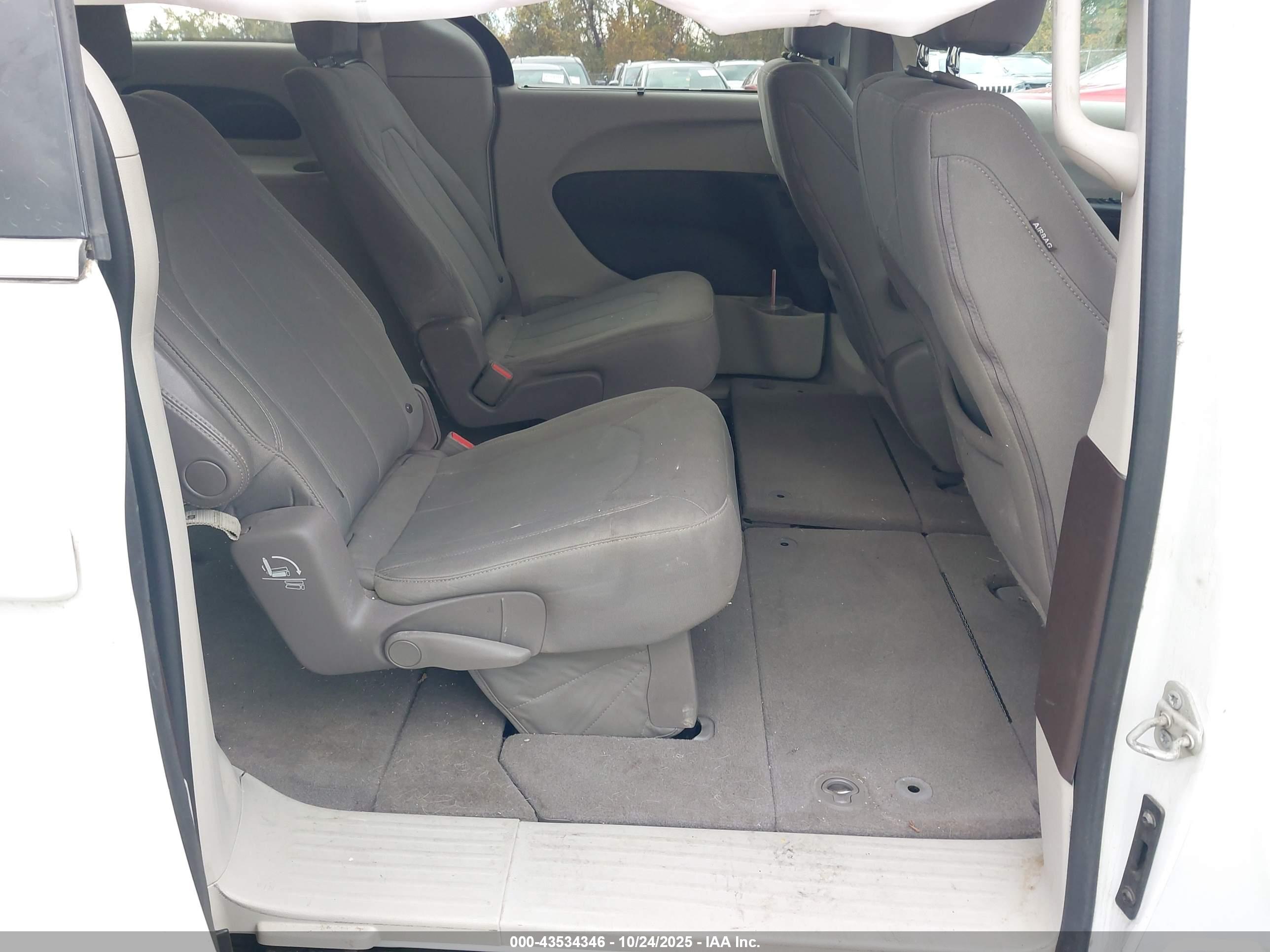 CHRYSLER PACIFICA image 8