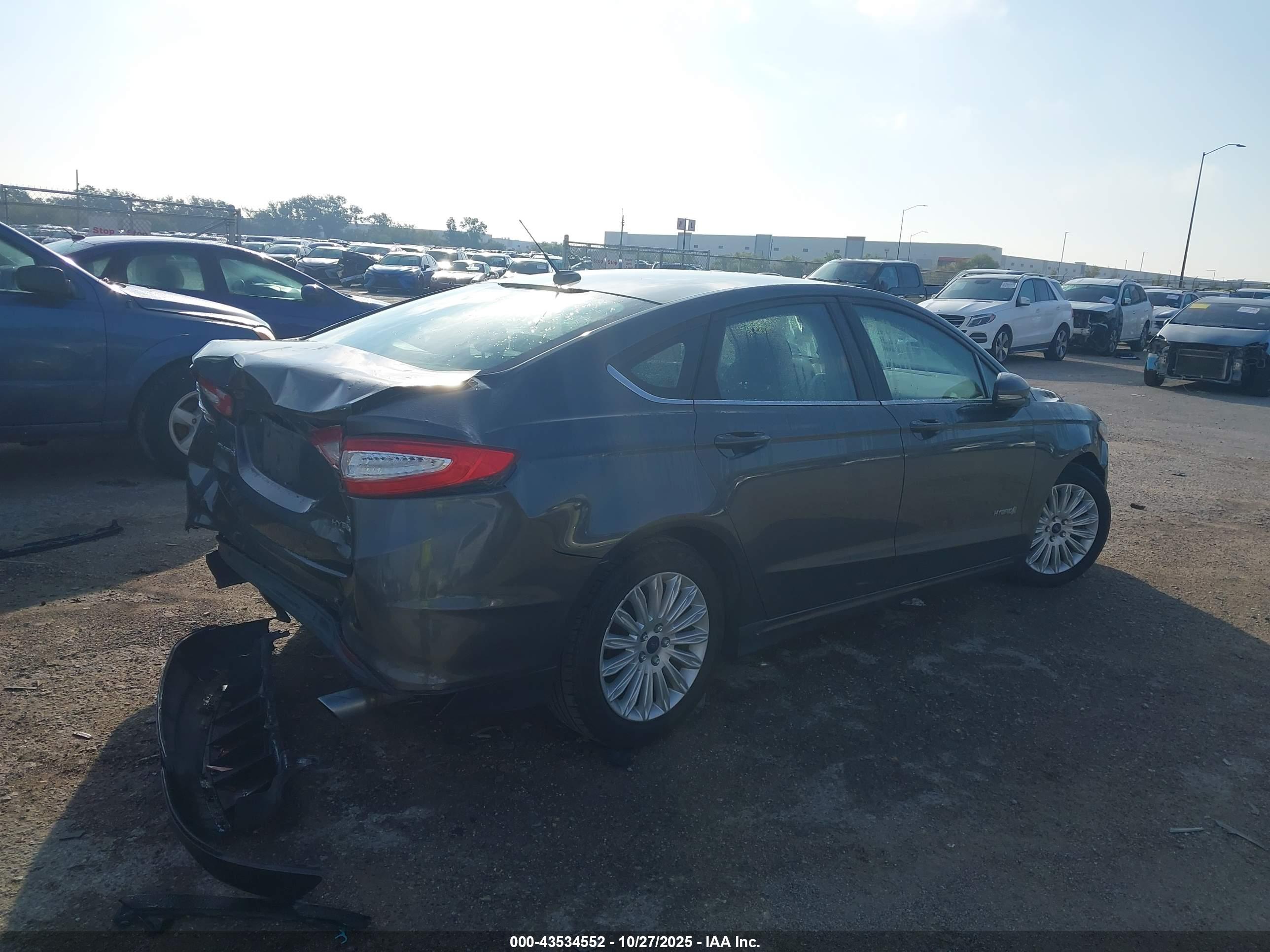 FORD FUSION image 4