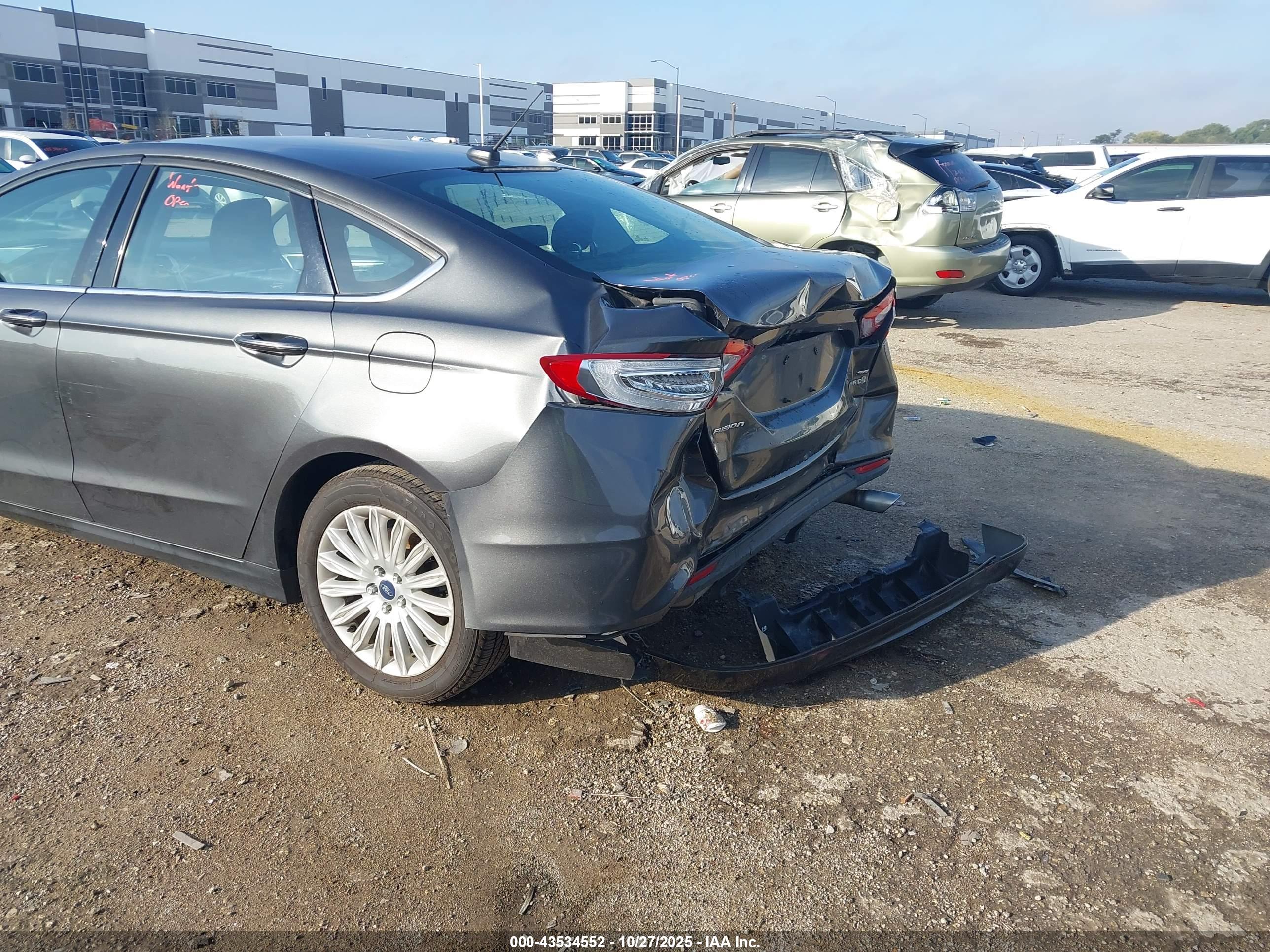 FORD FUSION image 6