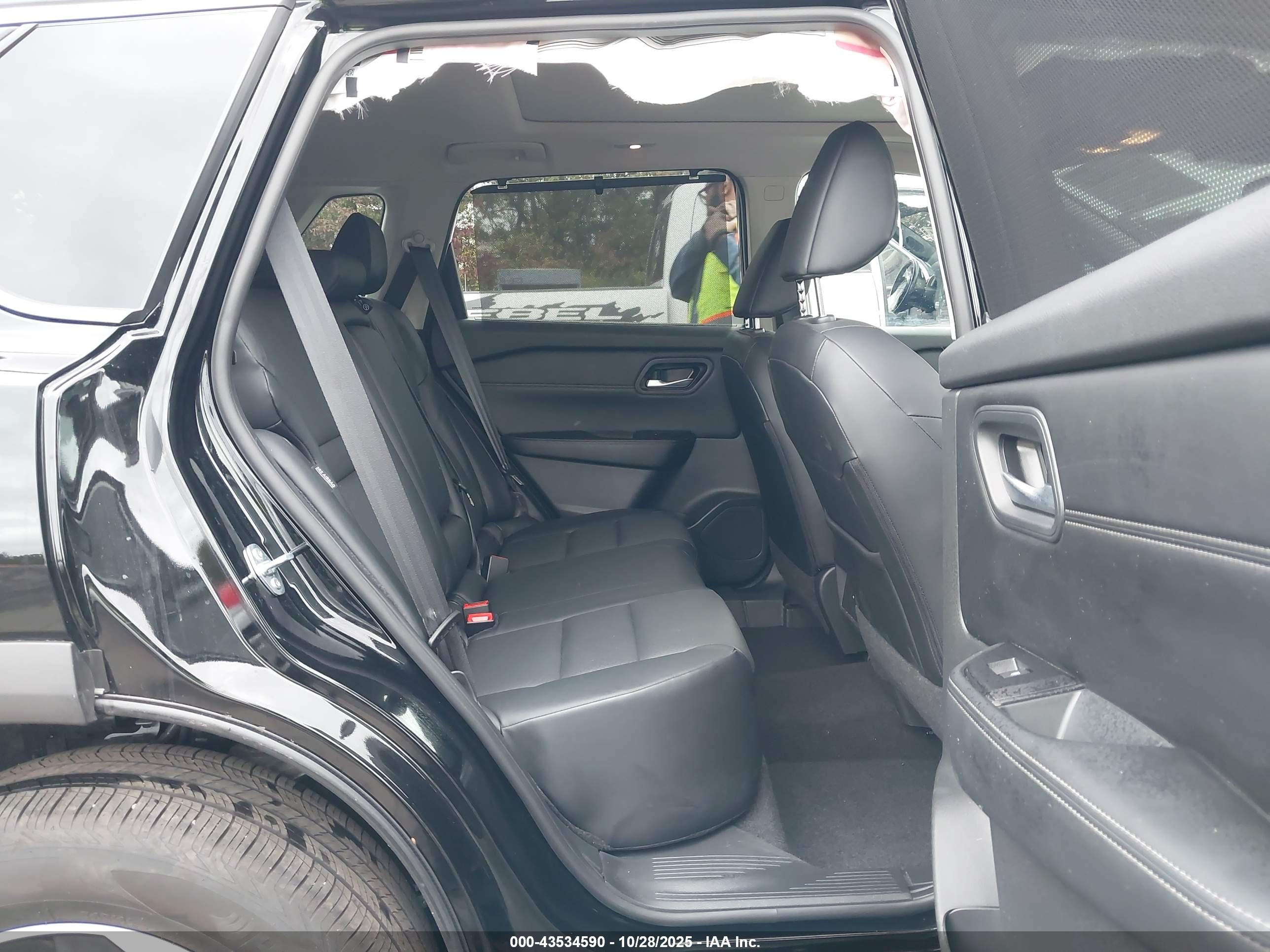 NISSAN ROGUE image 8